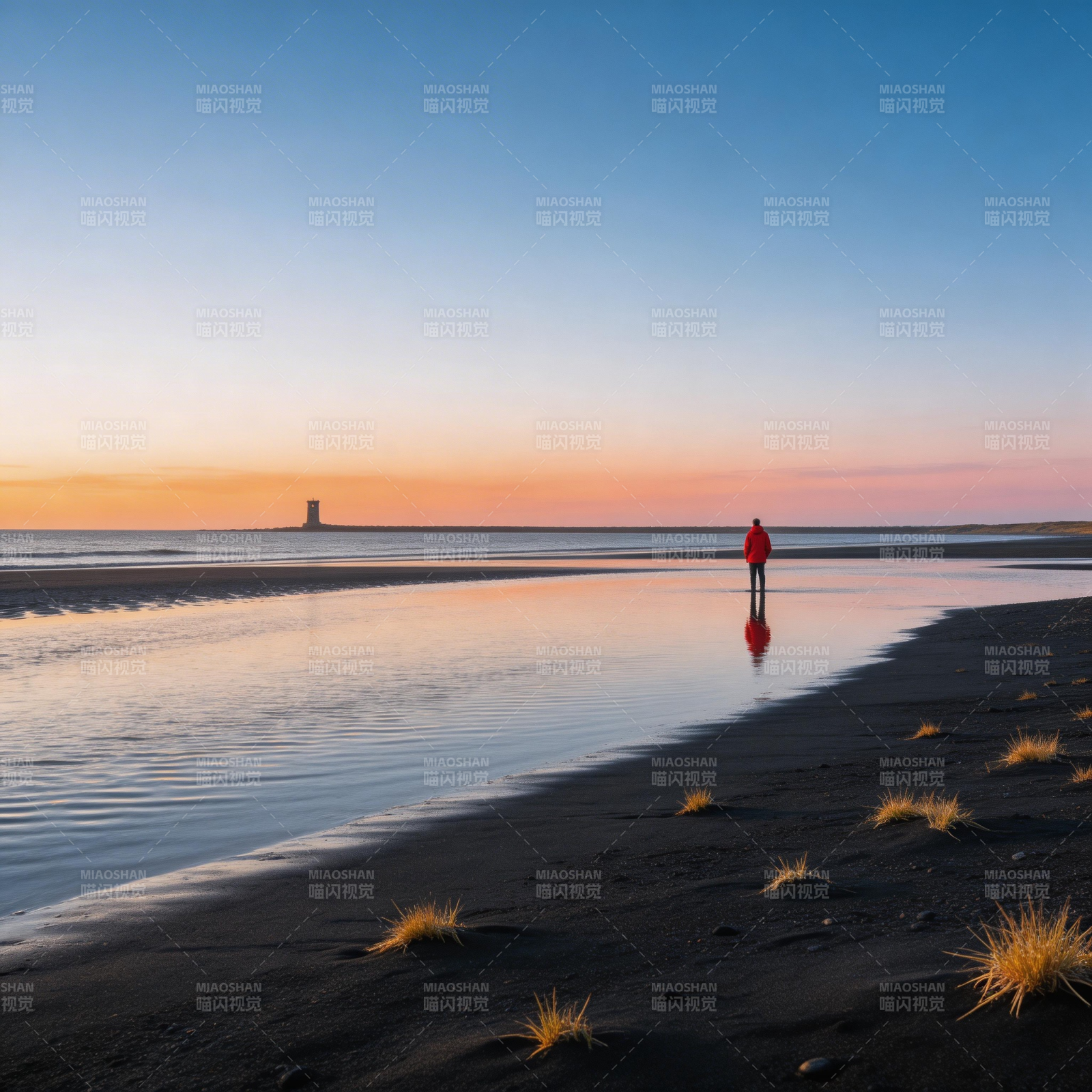 红衣人独行沙滩图片