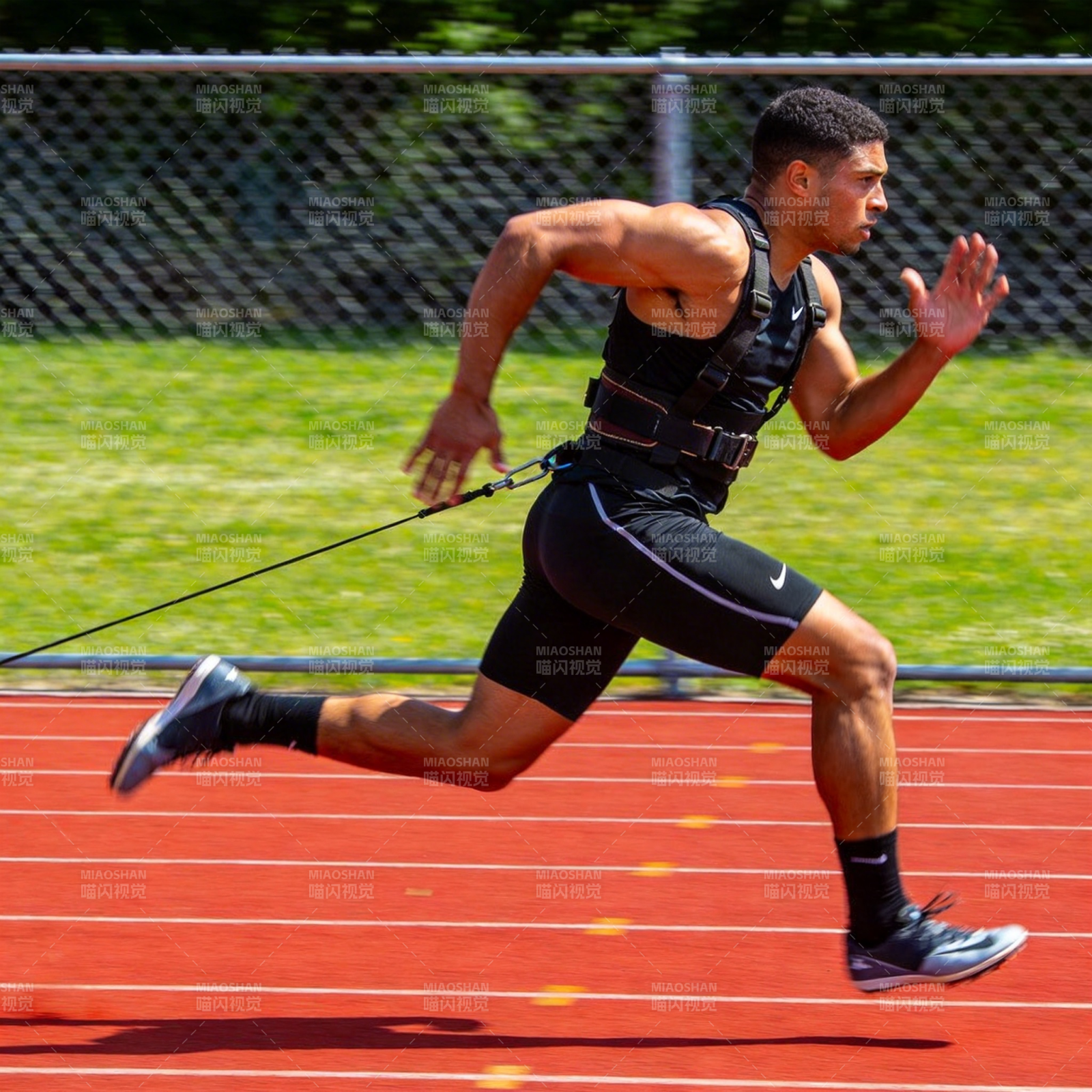 田径运动员冲刺瞬间图片