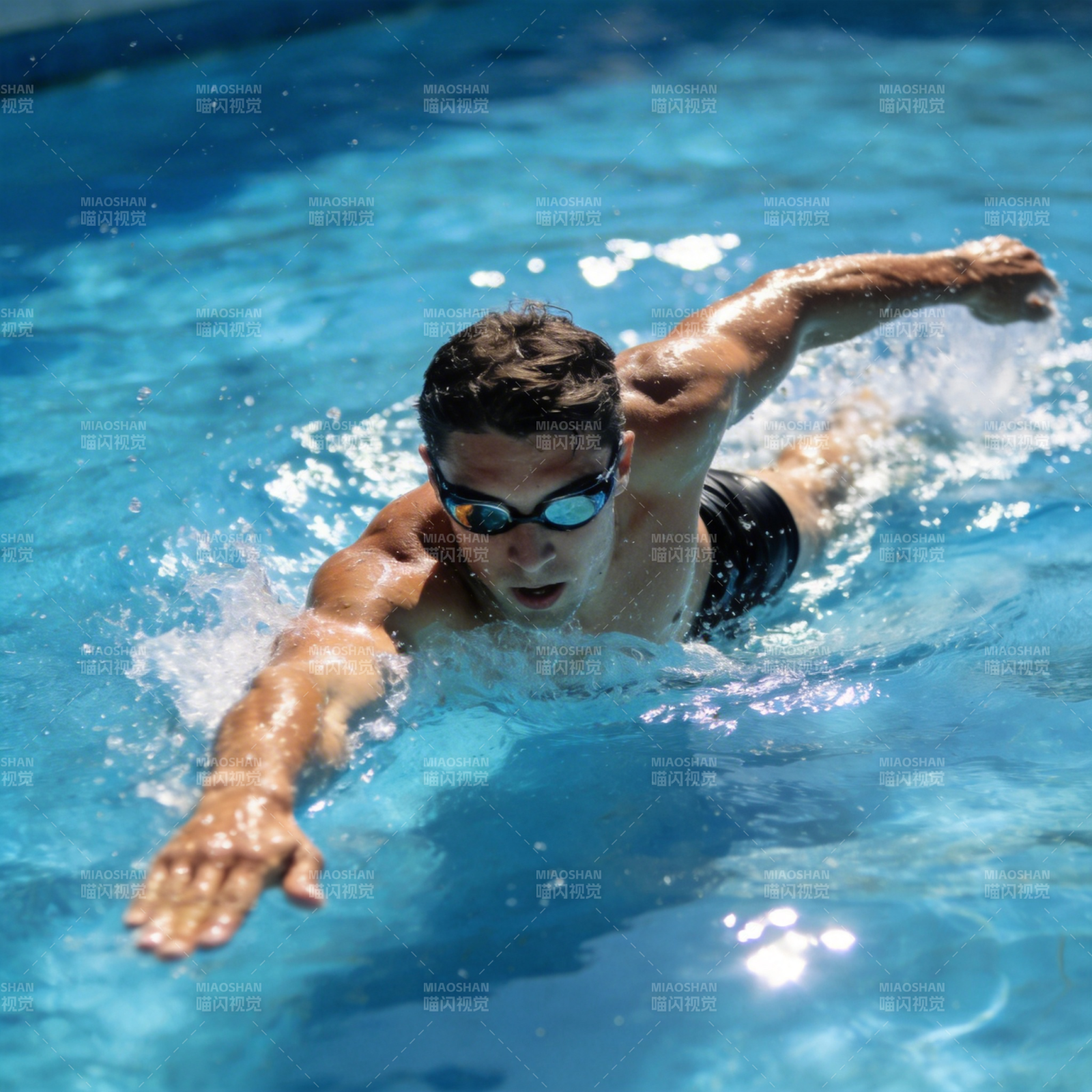 泳者奋力划水图片