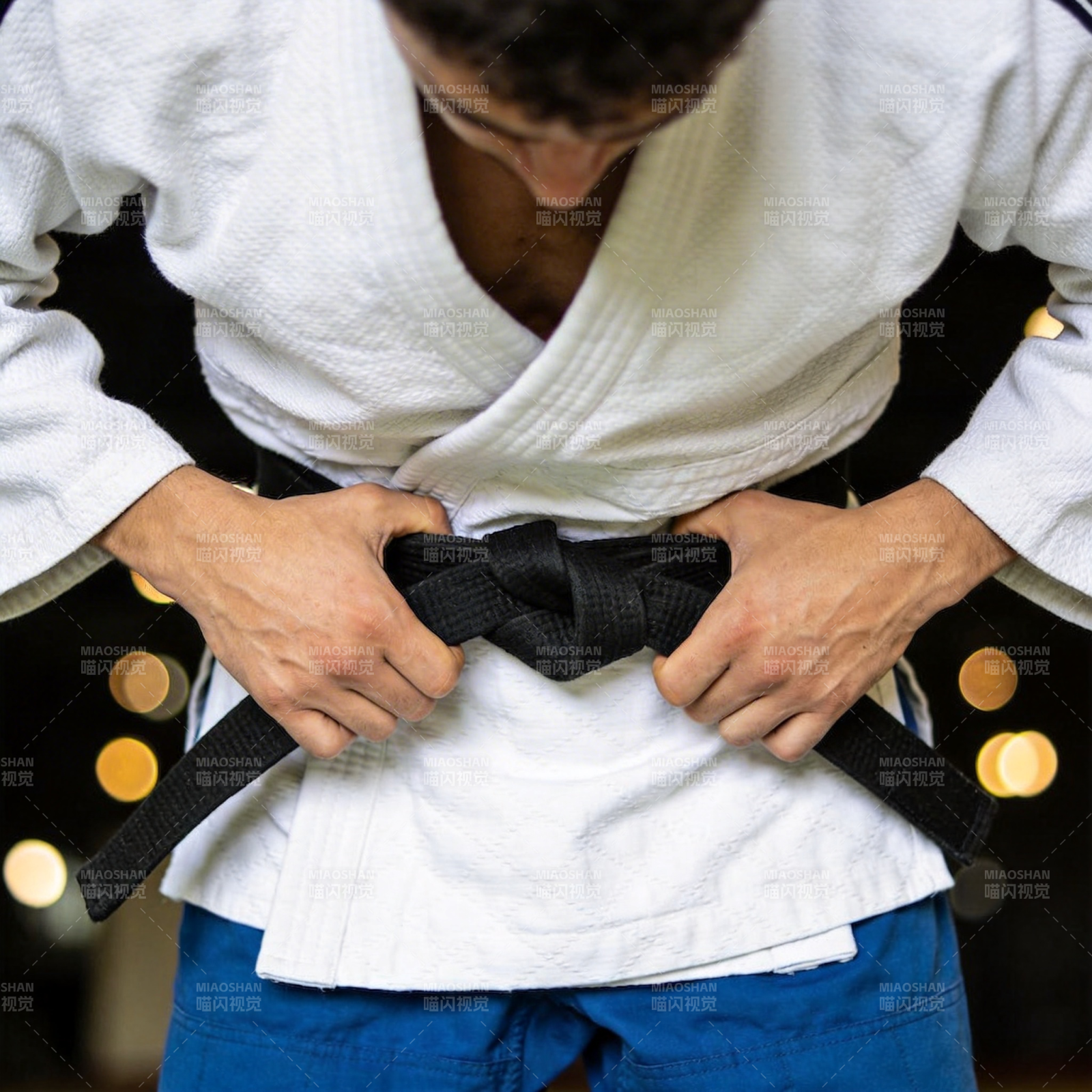 系黑带的武术者图片