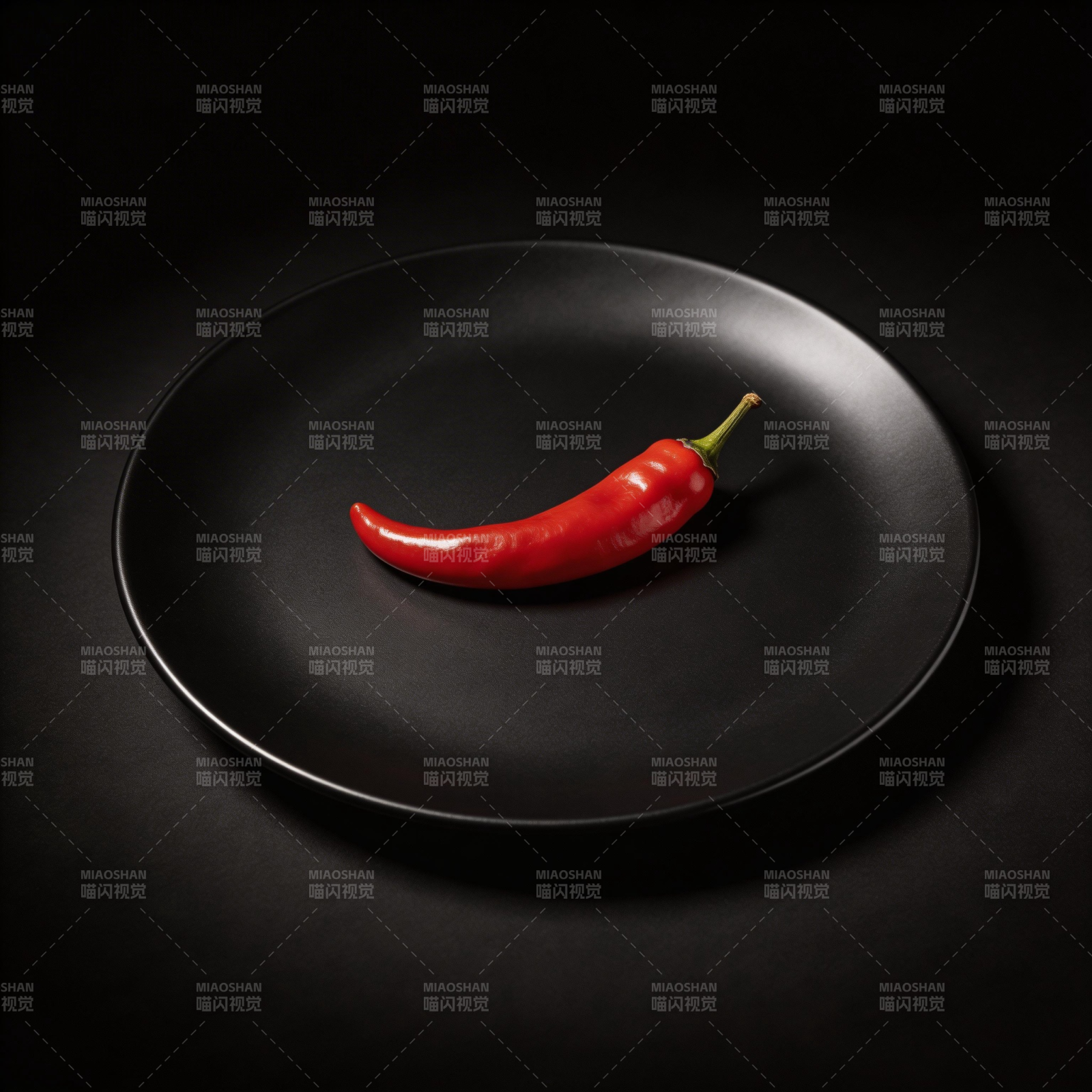 红椒静置于黑盘图片