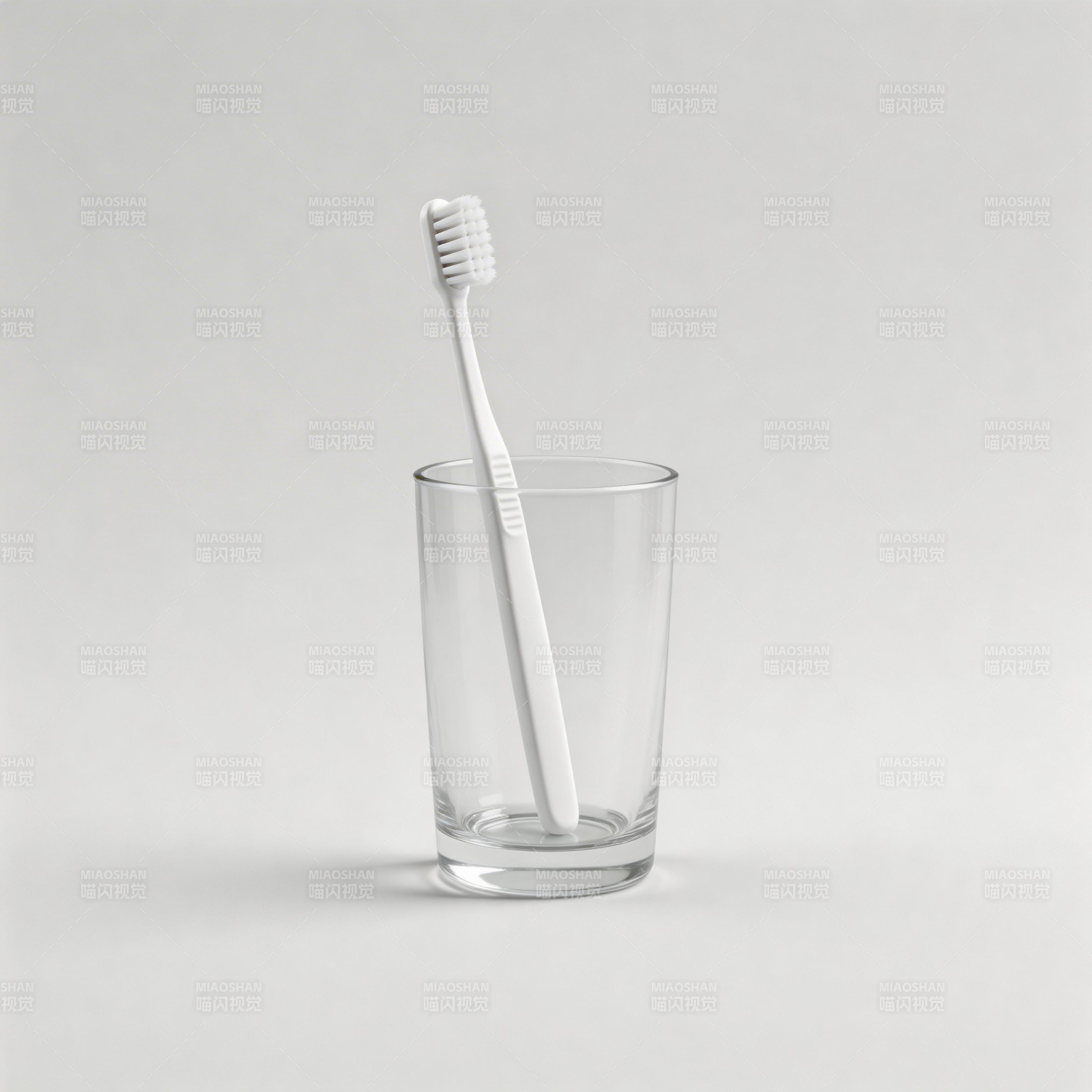 牙刷置于透明杯中图片