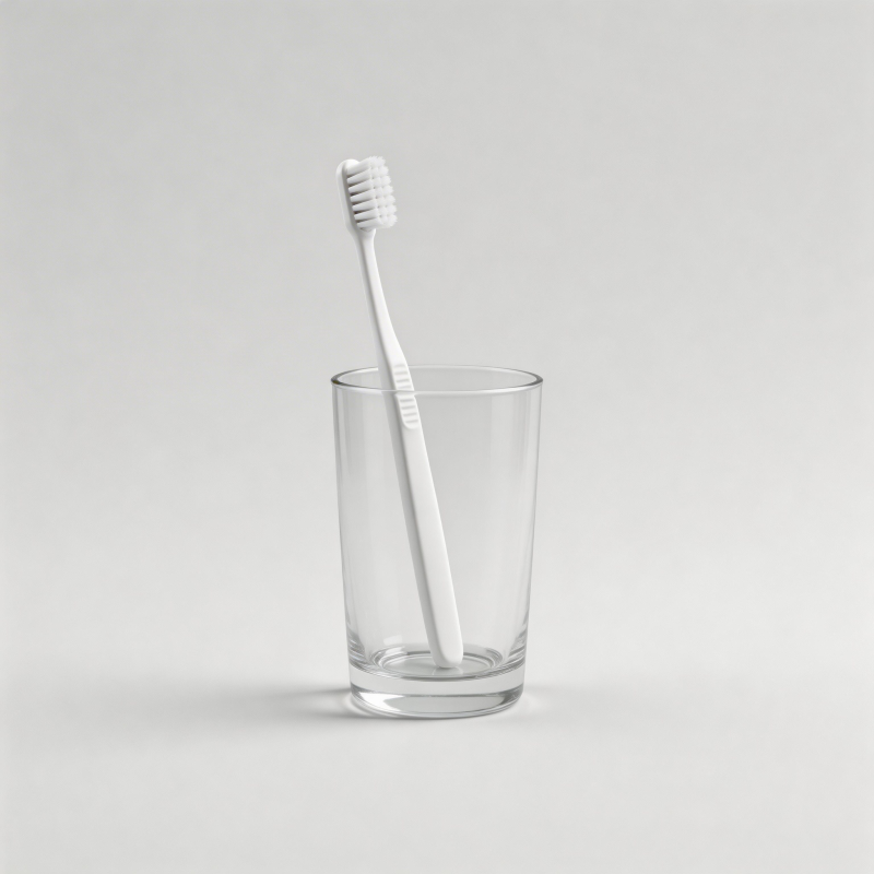 牙刷置于透明杯中图片