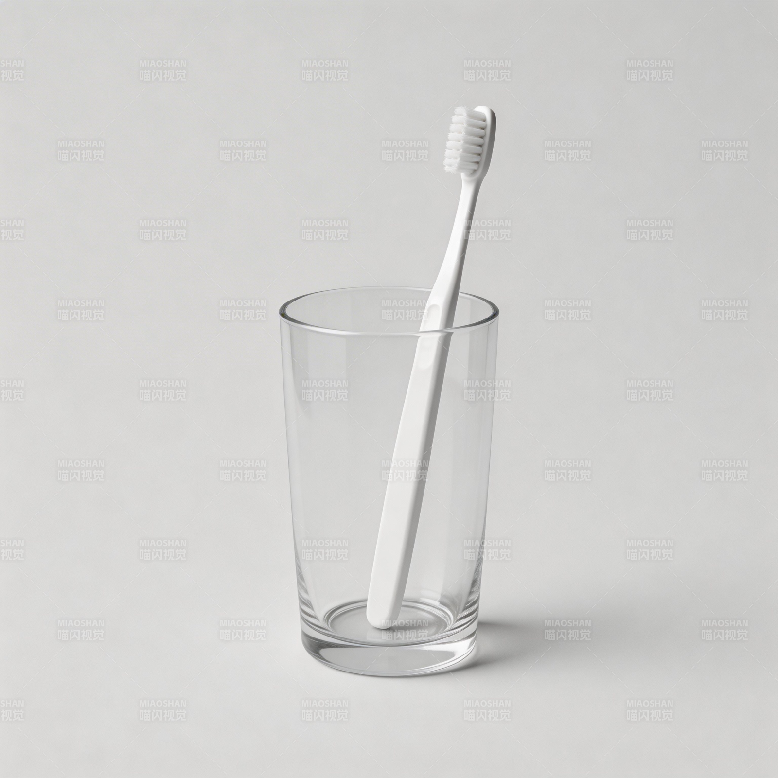 牙刷置杯中图片