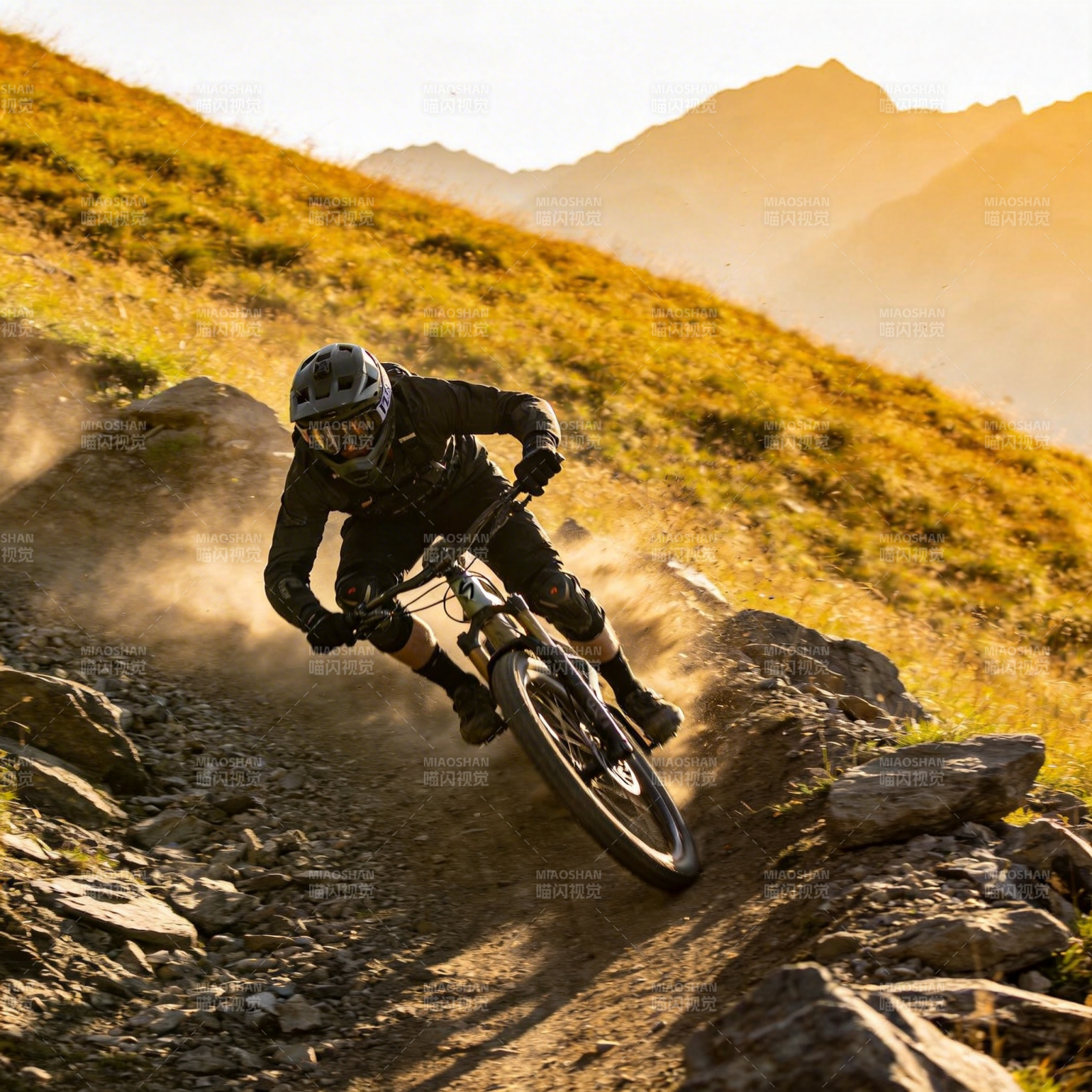 山地骑行疾驰图片