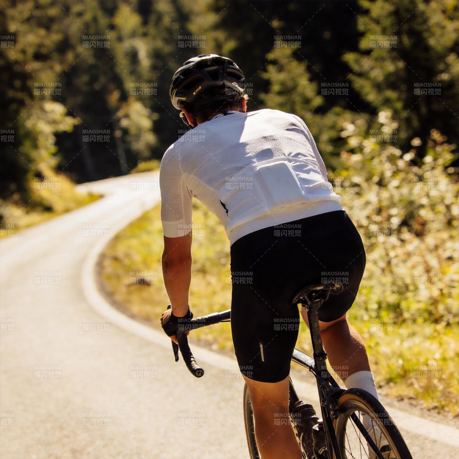 骑行于山间小道图片