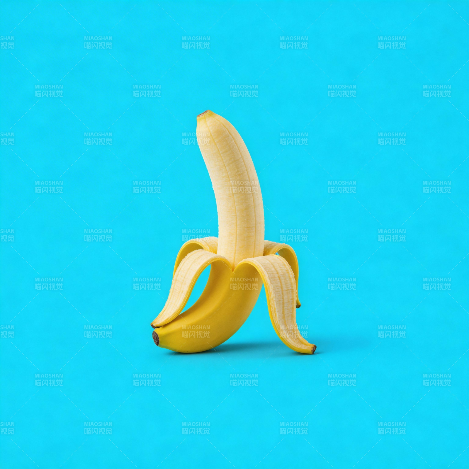 香蕉剥皮 蓝色背景图片