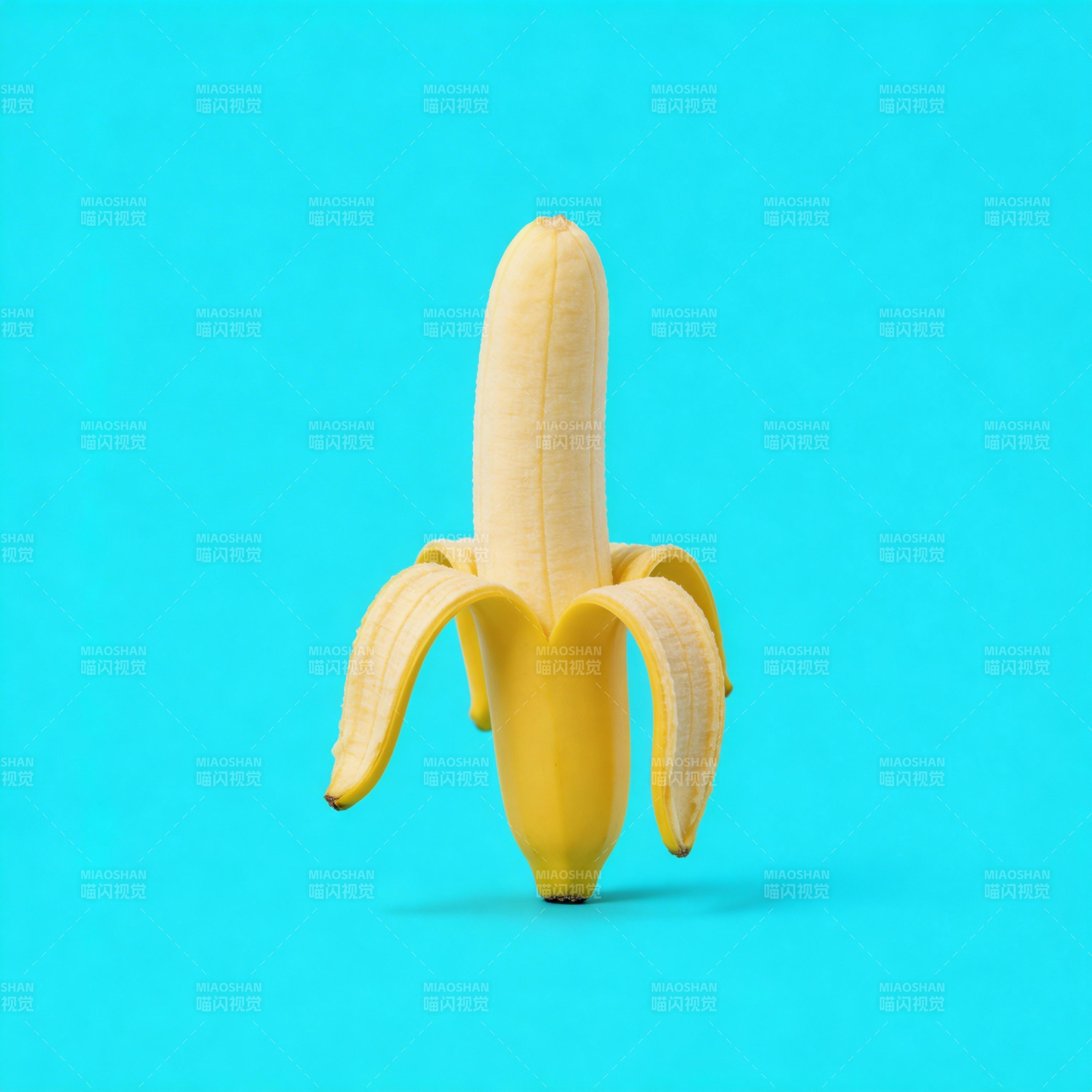 香蕉剥皮 蓝色背景图片