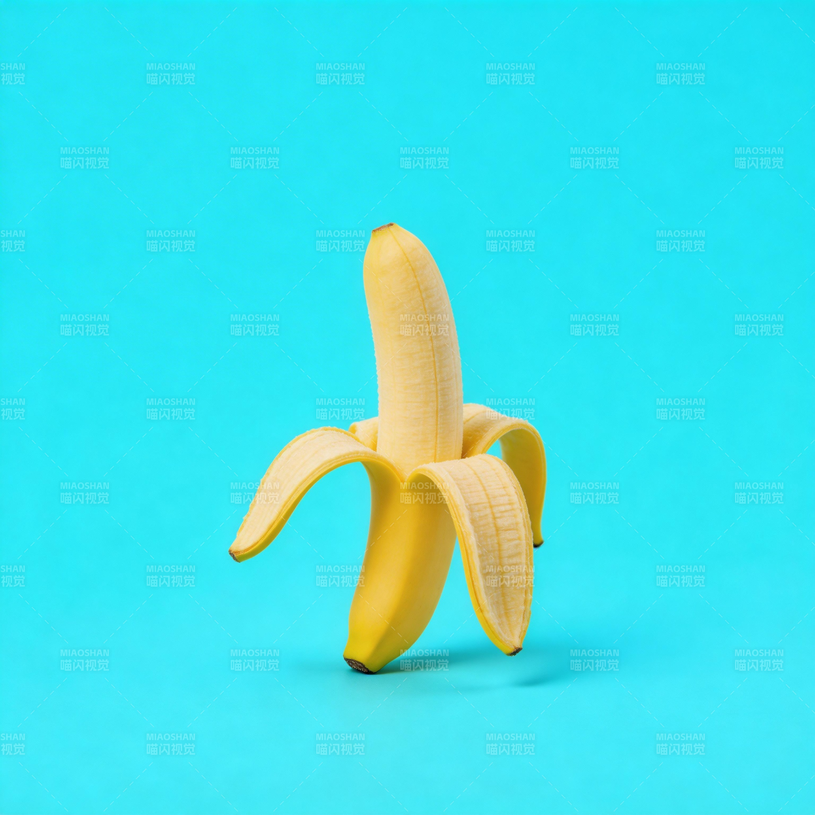香蕉剥皮 蓝色背景图片