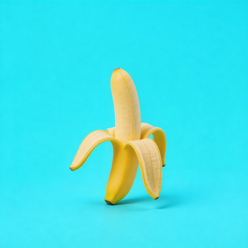 香蕉剥皮 蓝色背景图片