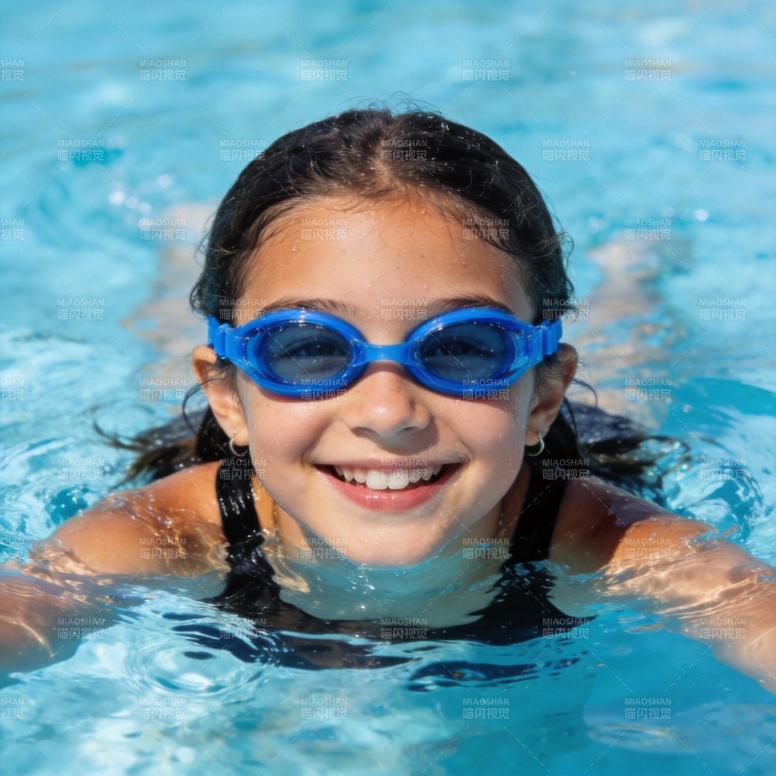 泳池中的微笑女孩图片