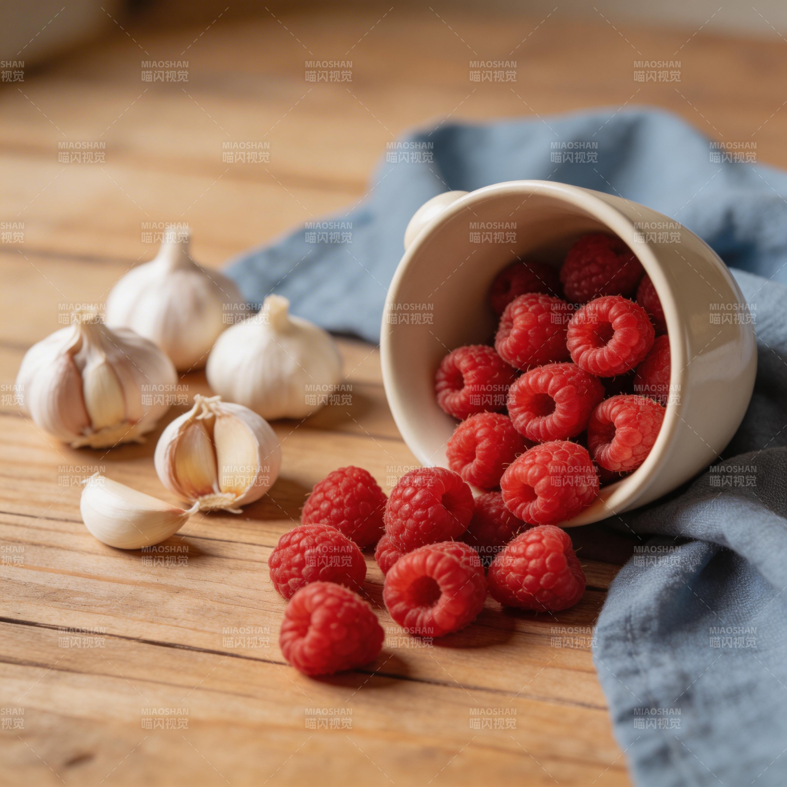 覆盆子与大蒜静物图片