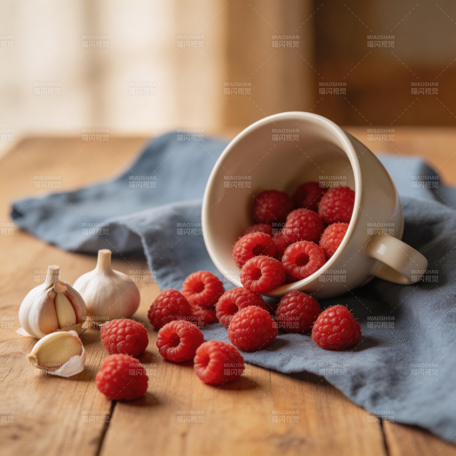 覆盆子与大蒜的静物图片