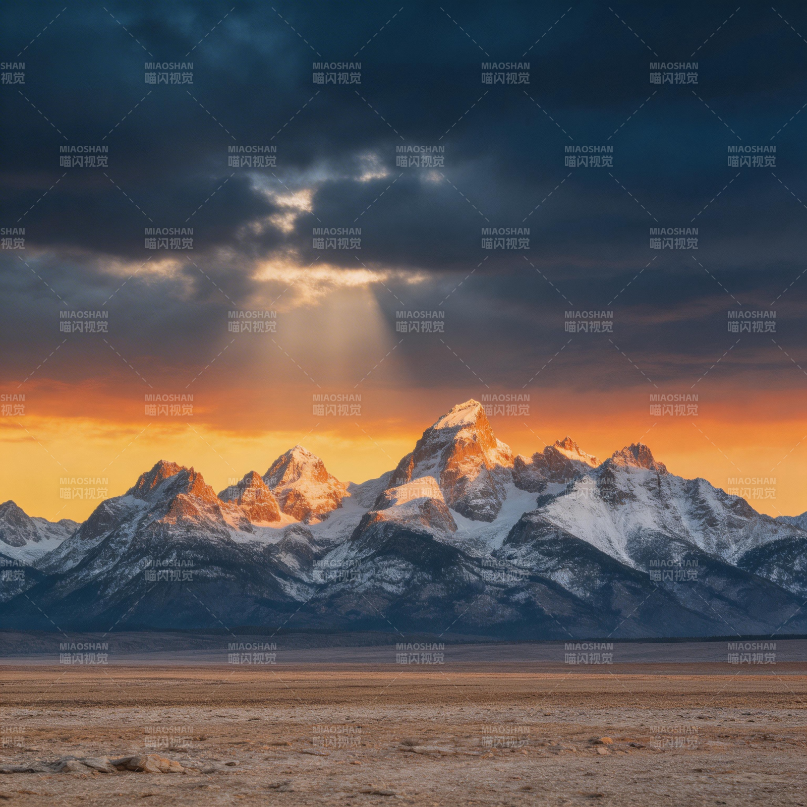 雪山日出云海图片