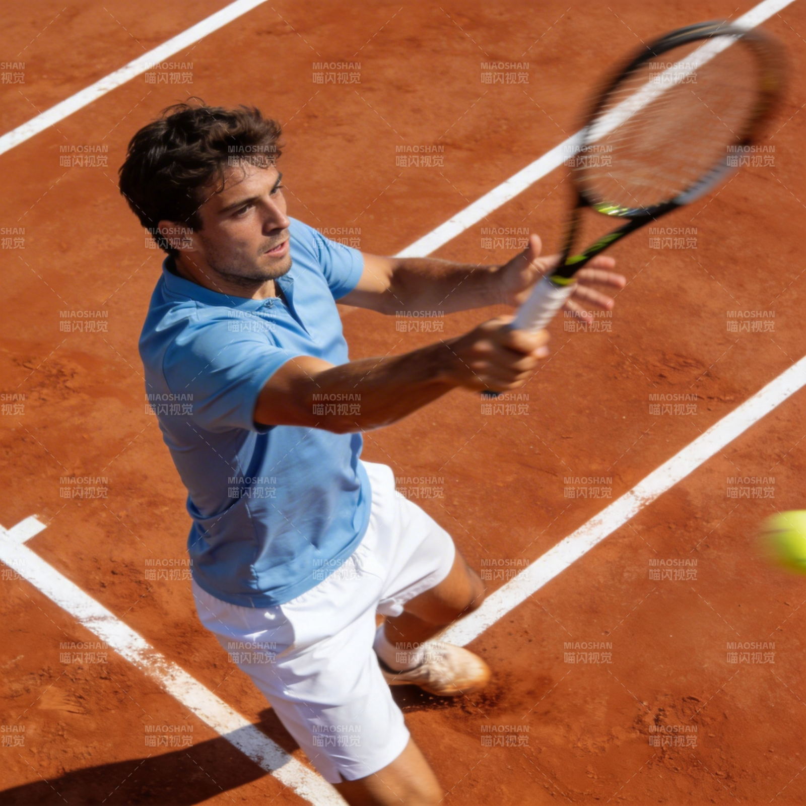 网球选手挥拍击球图片