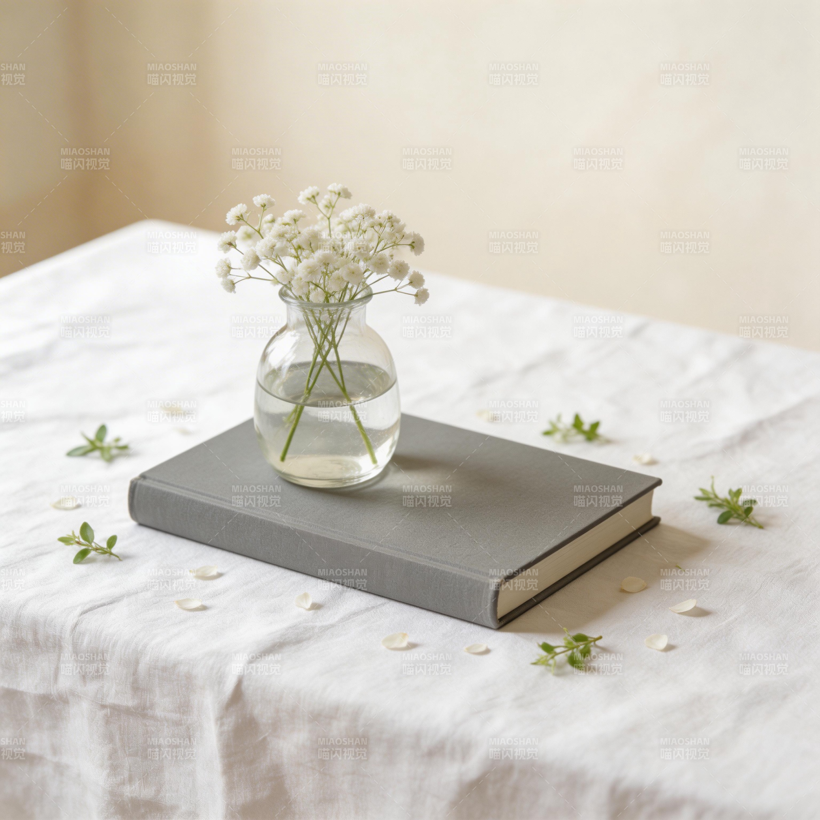 书上花影静谧图片