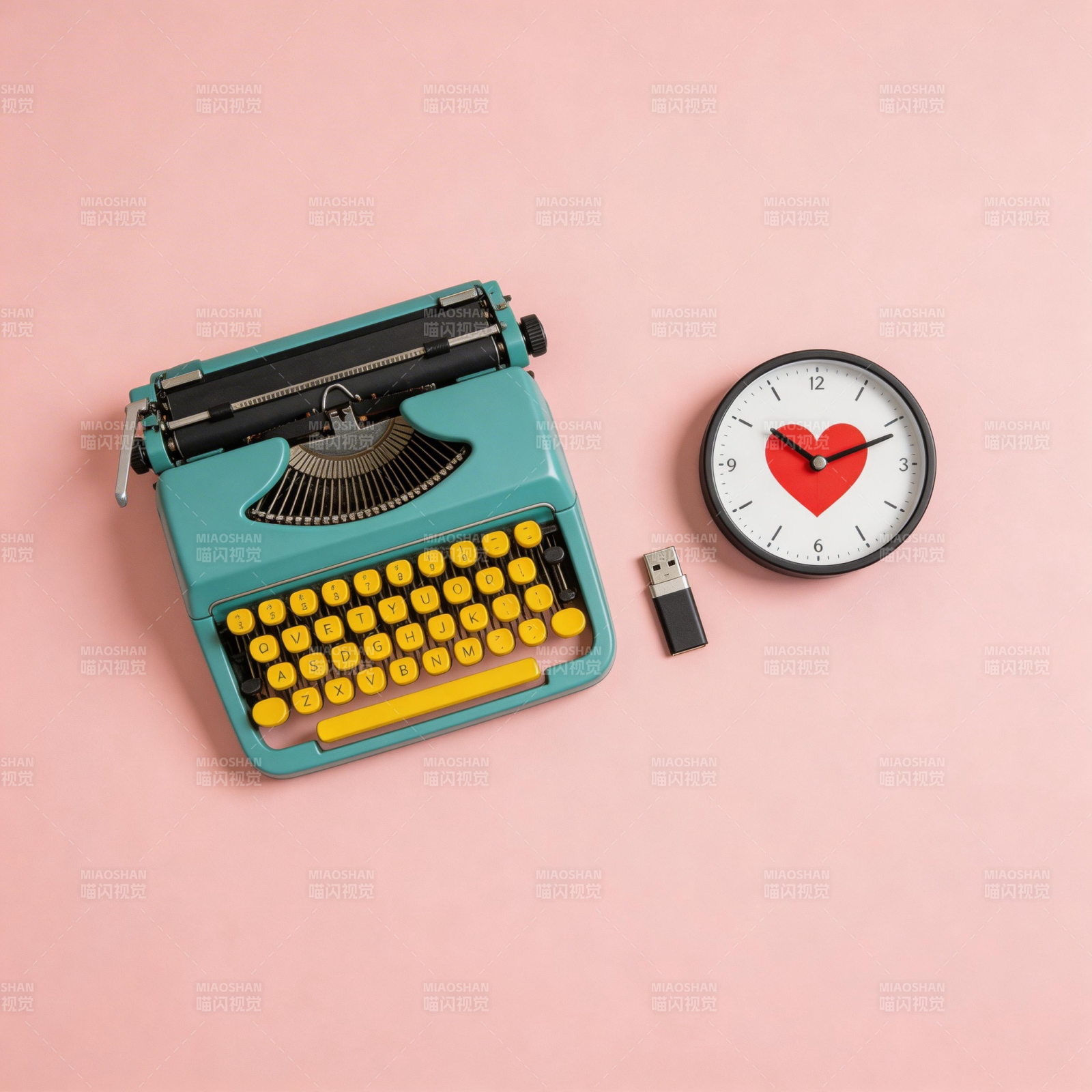 复古打字机与爱心钟表图片