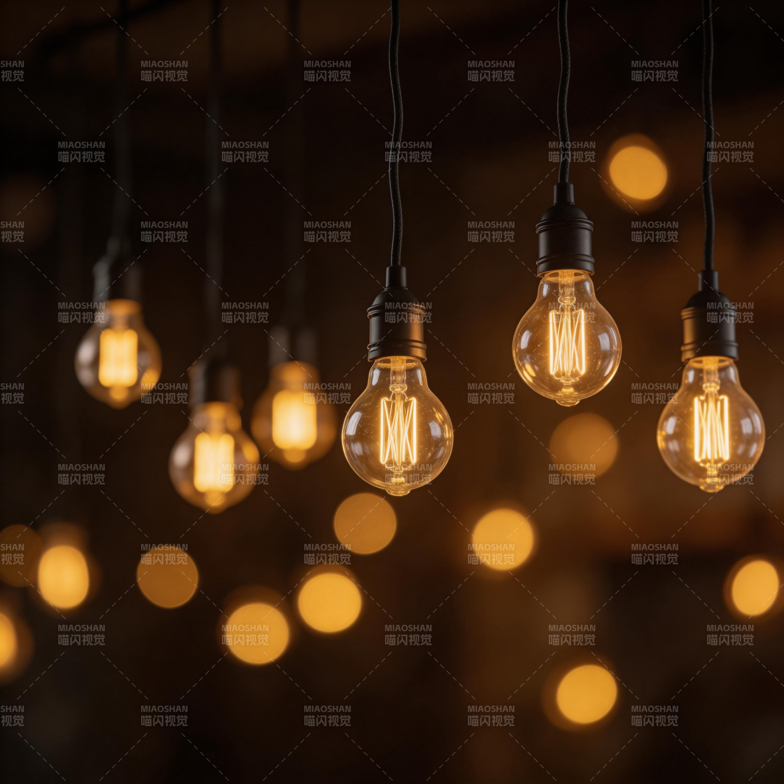 暖光灯泡悬挂夜景图片