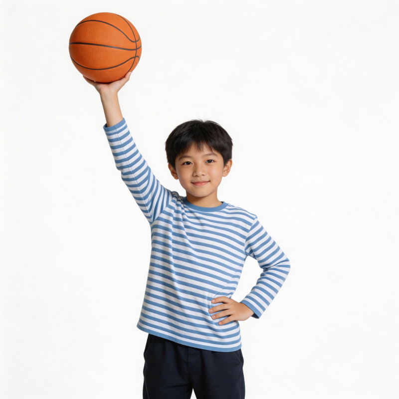 男孩举篮球图片