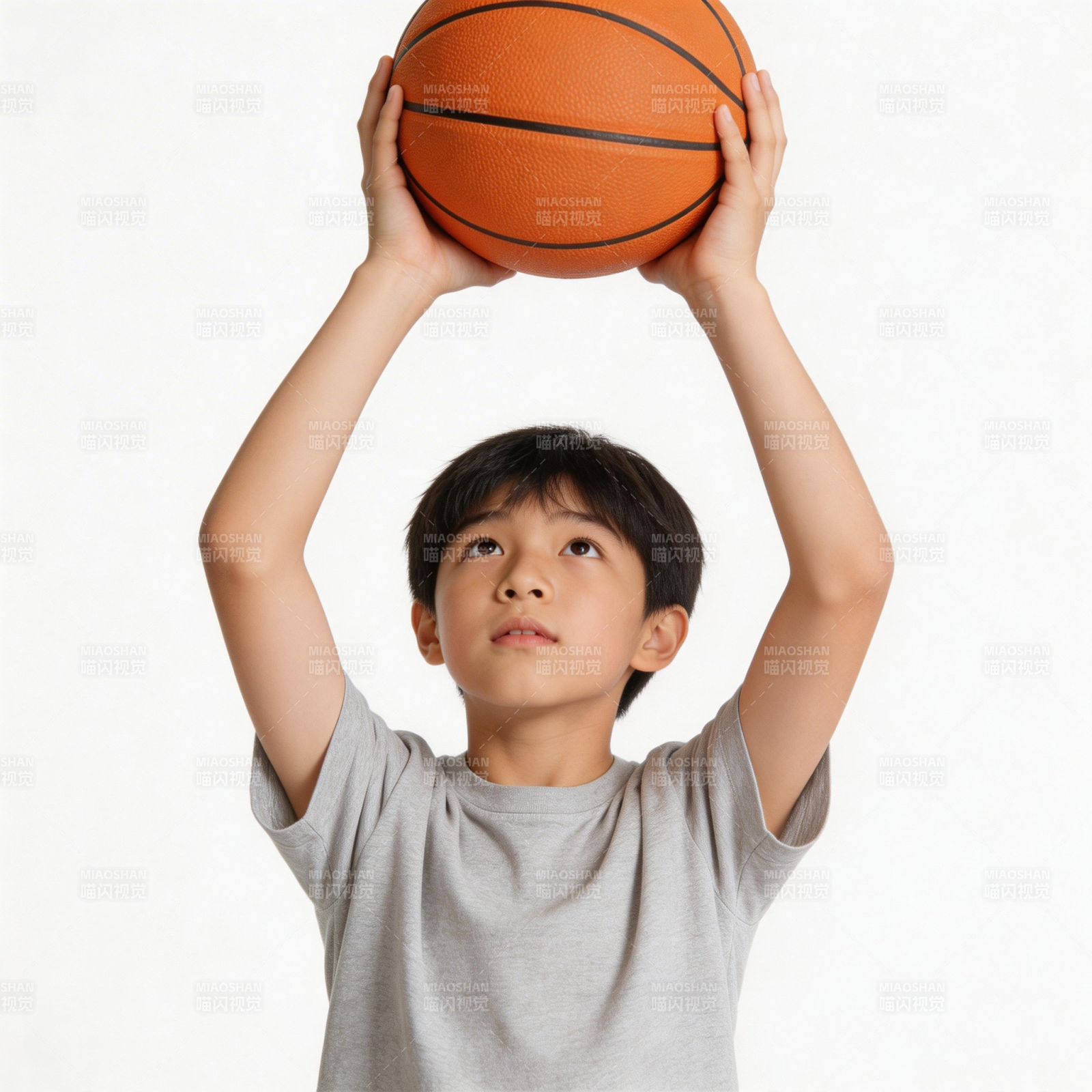 少年举球 专注投篮图片