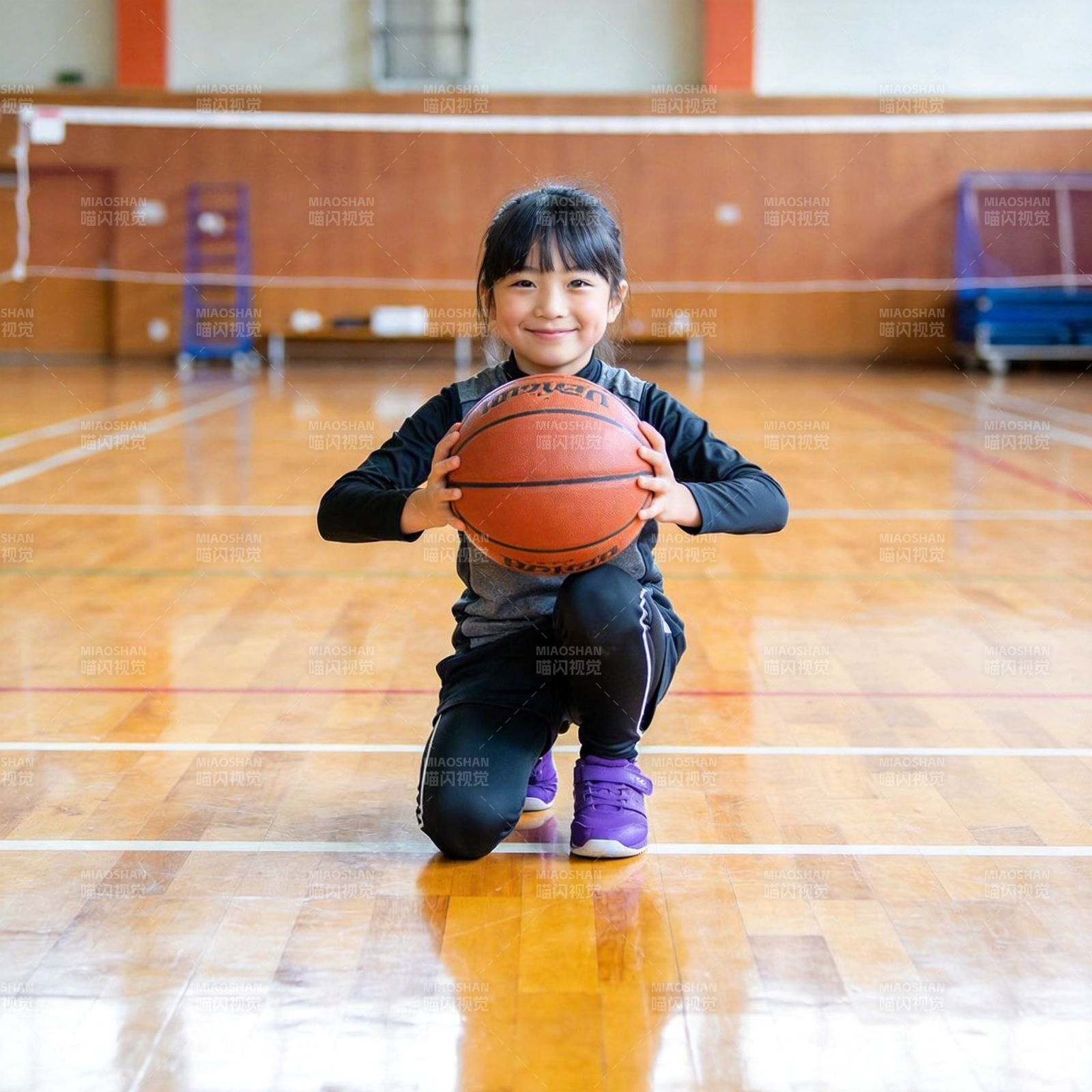 小女孩抱篮球图片