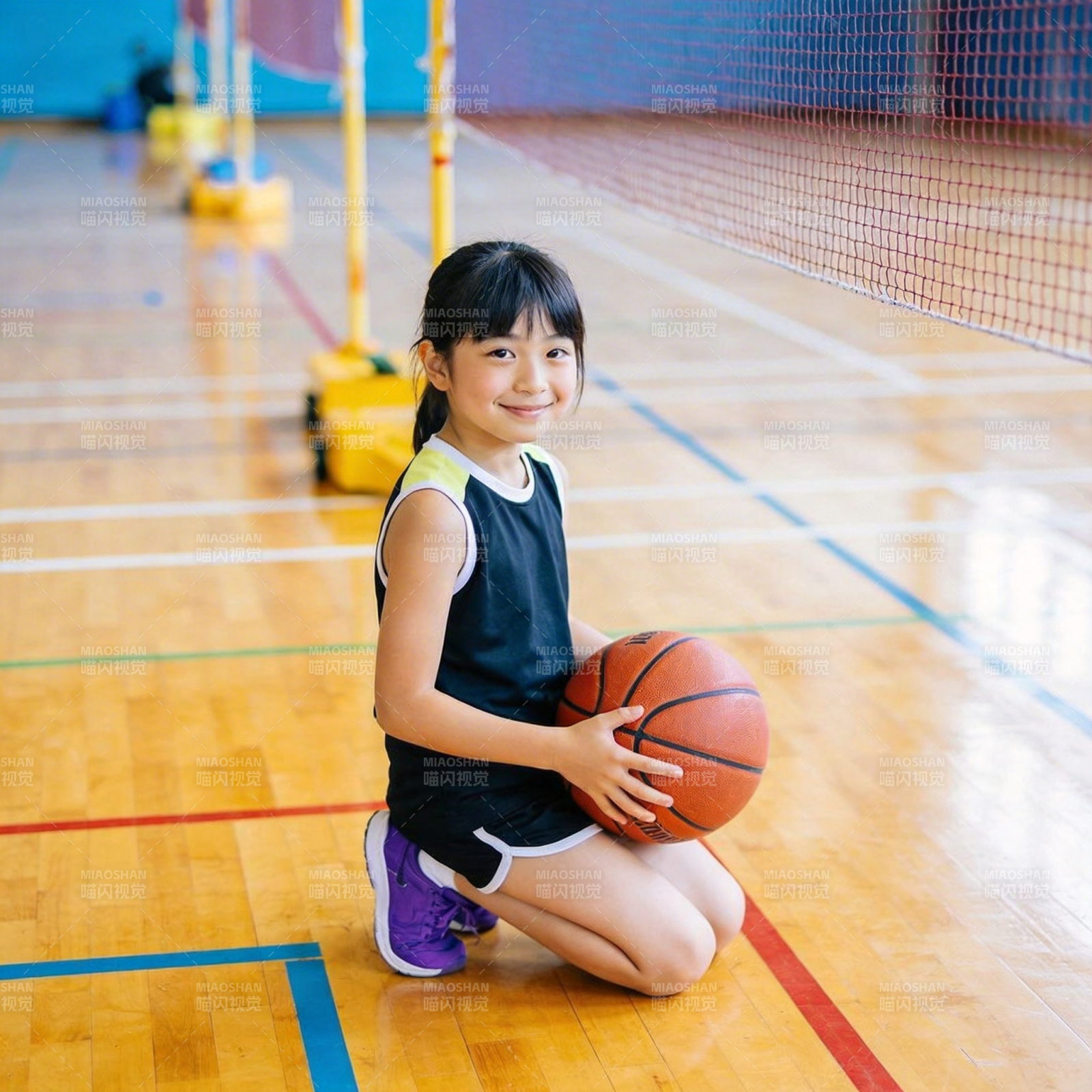 小女孩抱篮球微笑图片