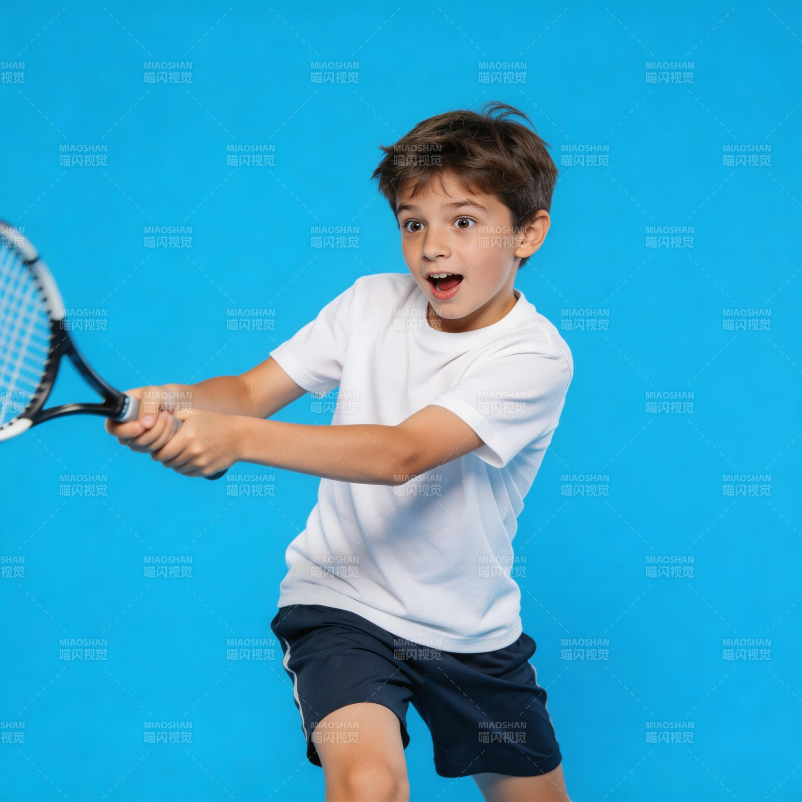 少年挥拍打网球图片