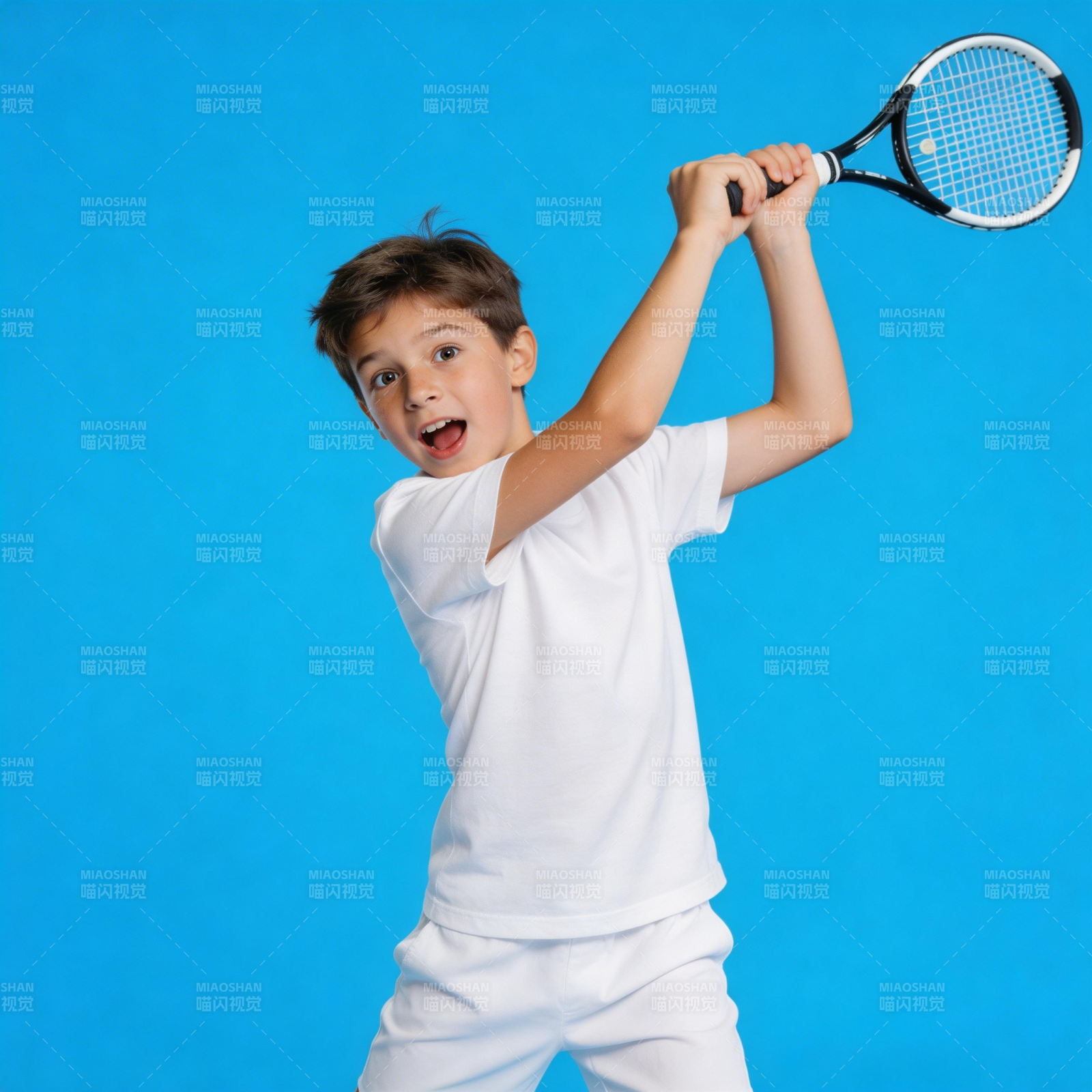 少年挥拍打网球图片