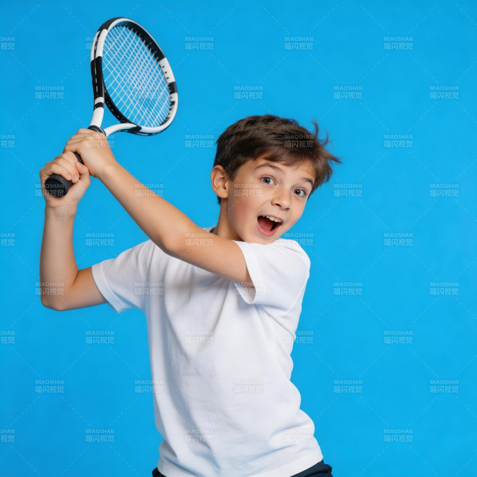 少年挥拍击球瞬间图片