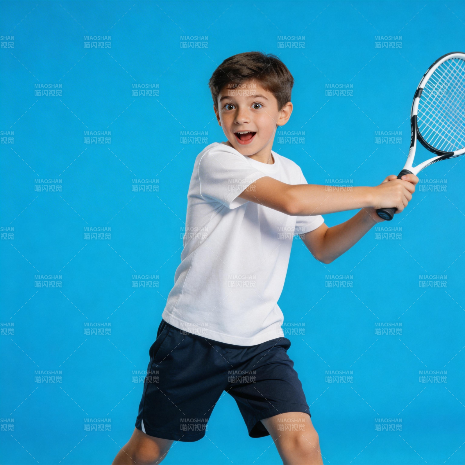 少年挥拍击球瞬间图片