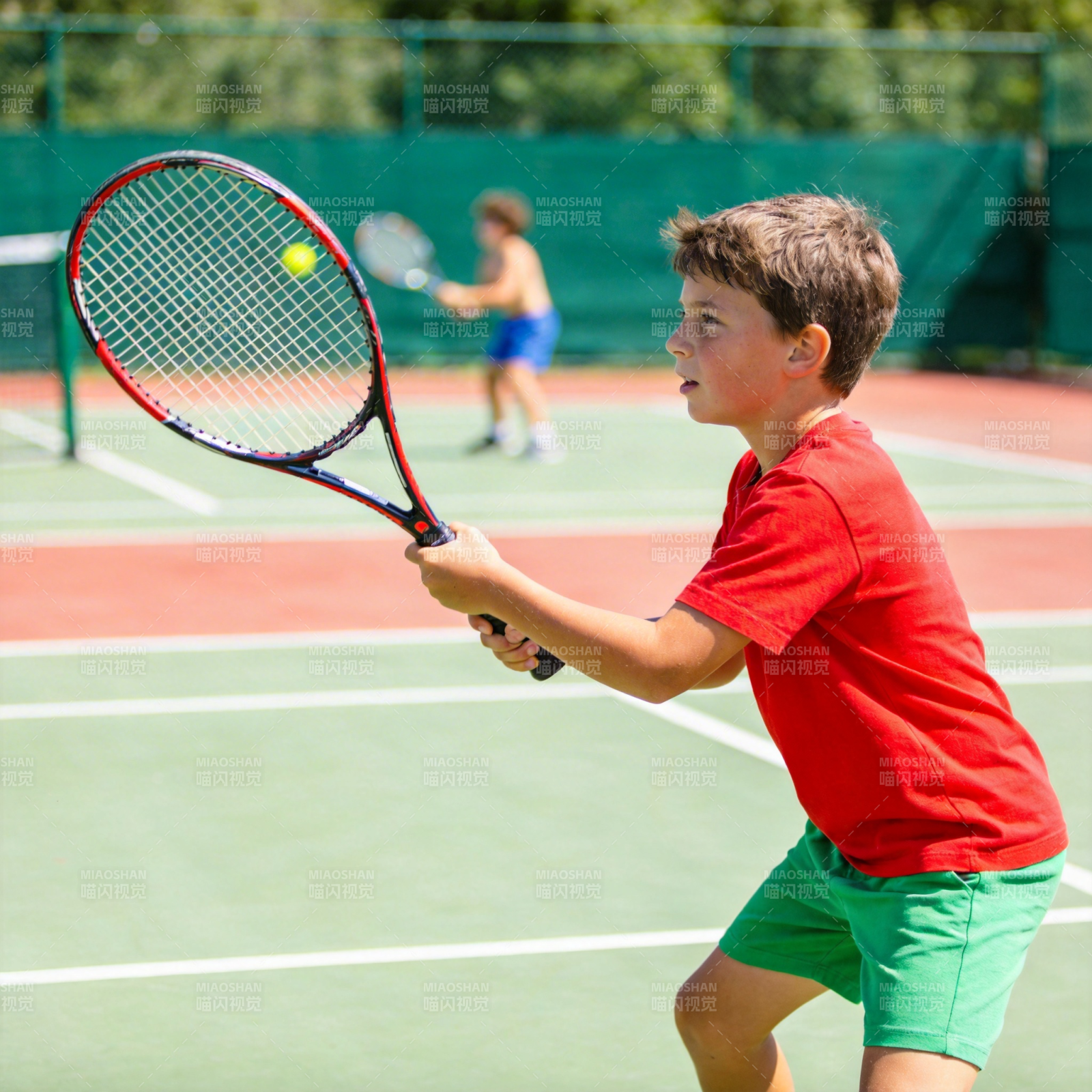 少年挥拍击网球图片