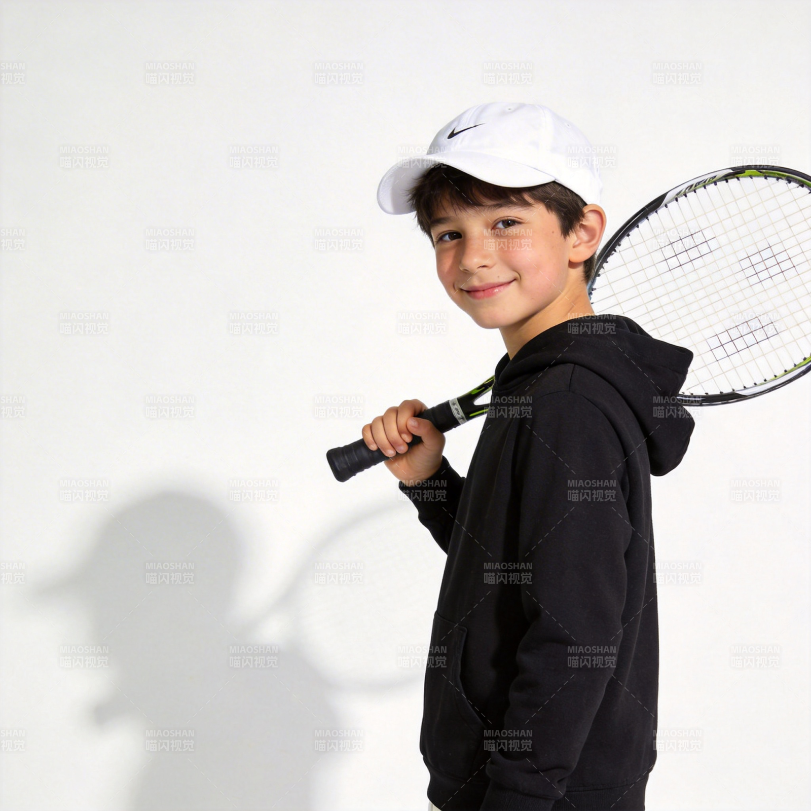 少年持拍微笑图片