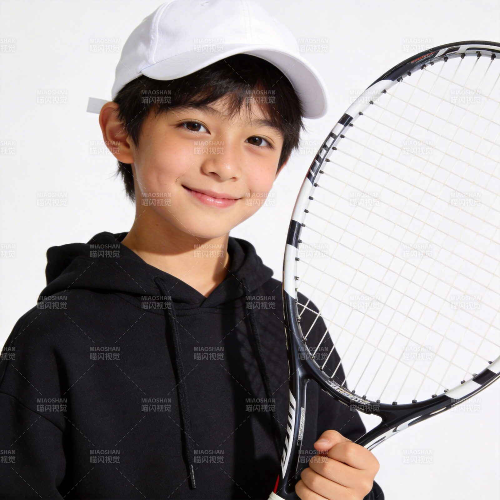 少年持拍微笑图片