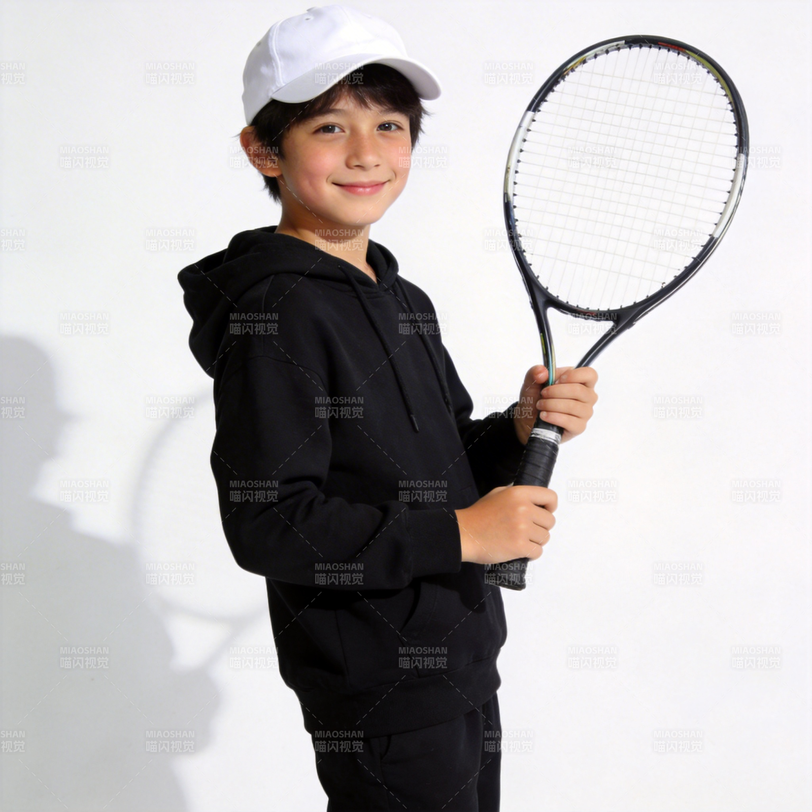 少年持拍微笑图片