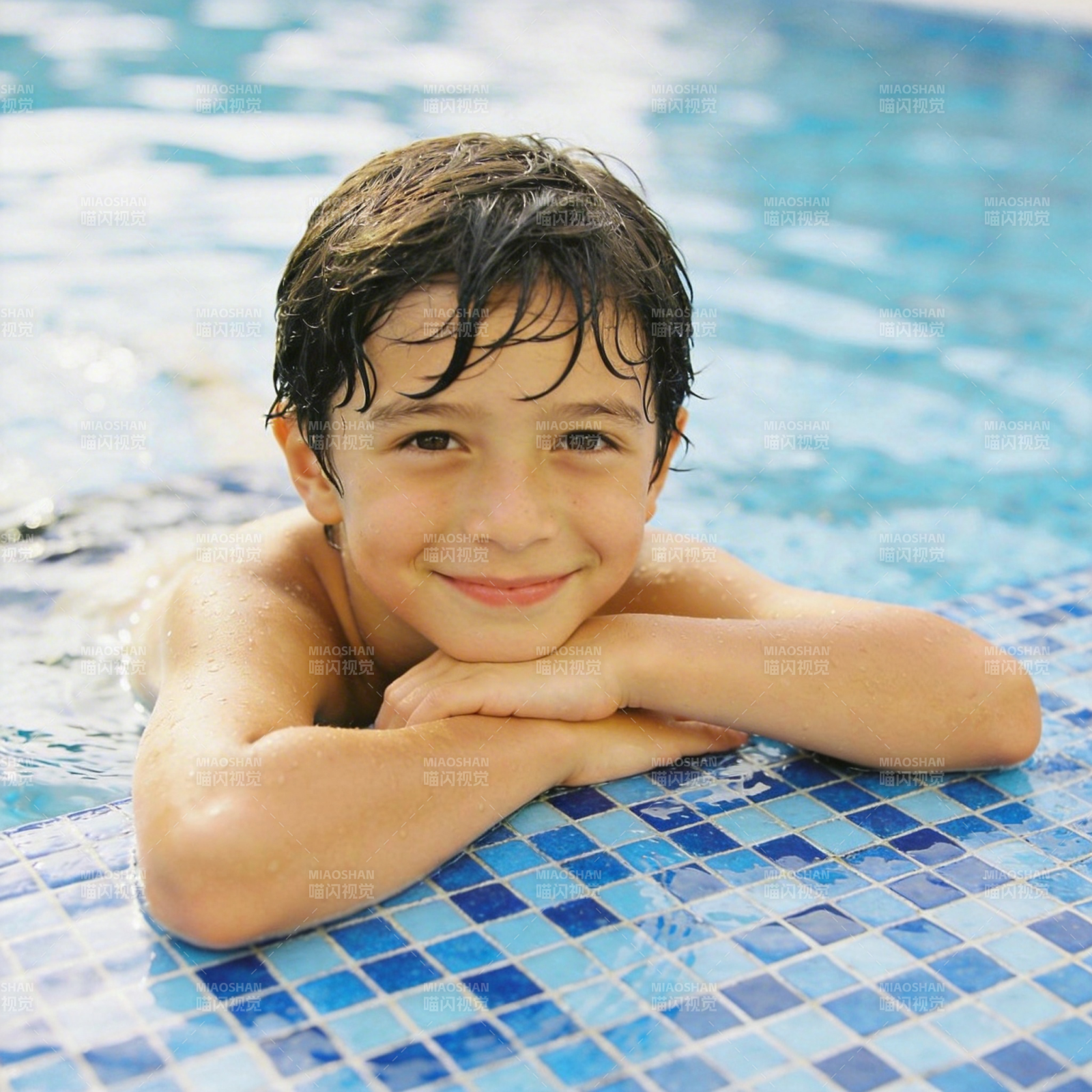 泳池中的微笑男孩图片