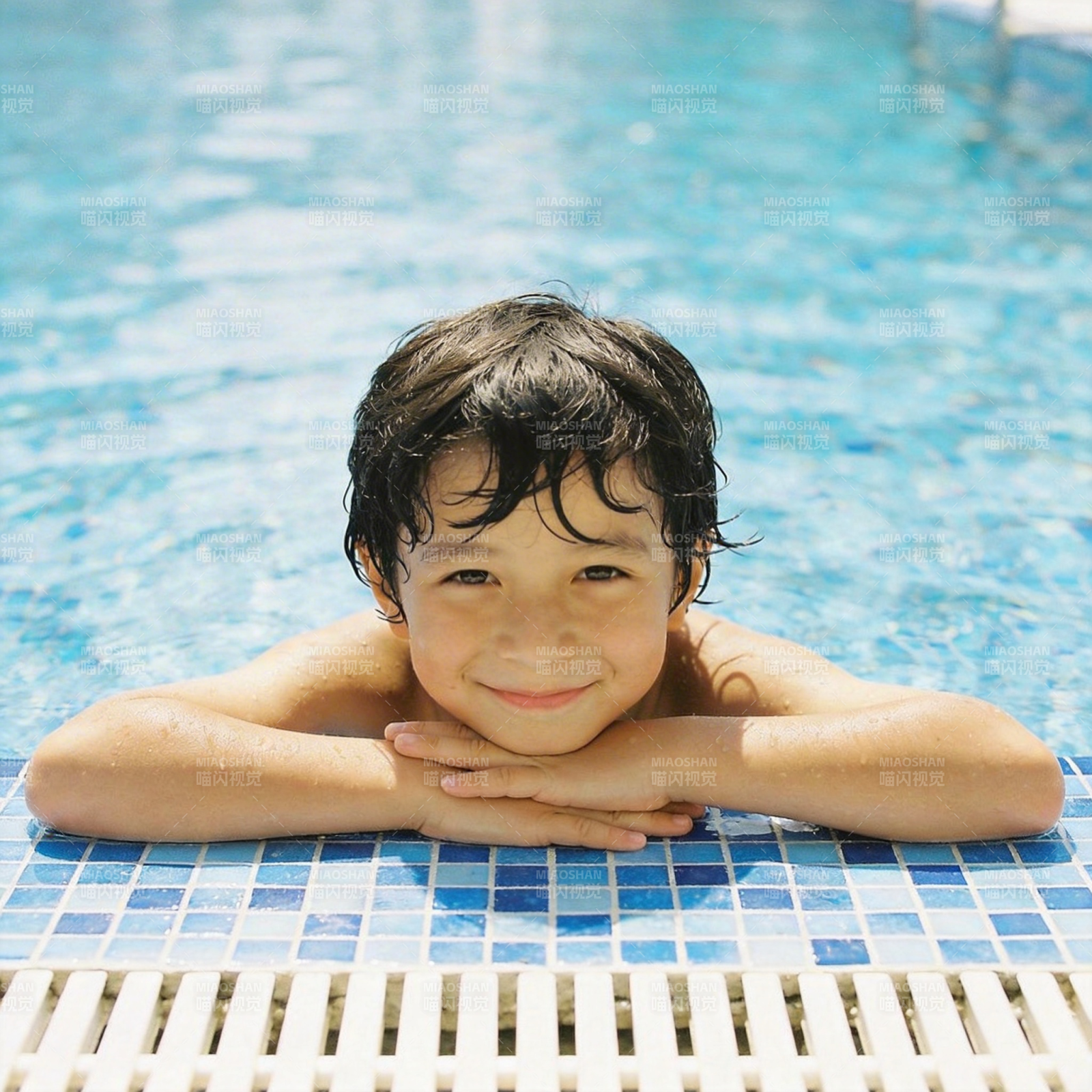 泳池中的微笑男孩图片