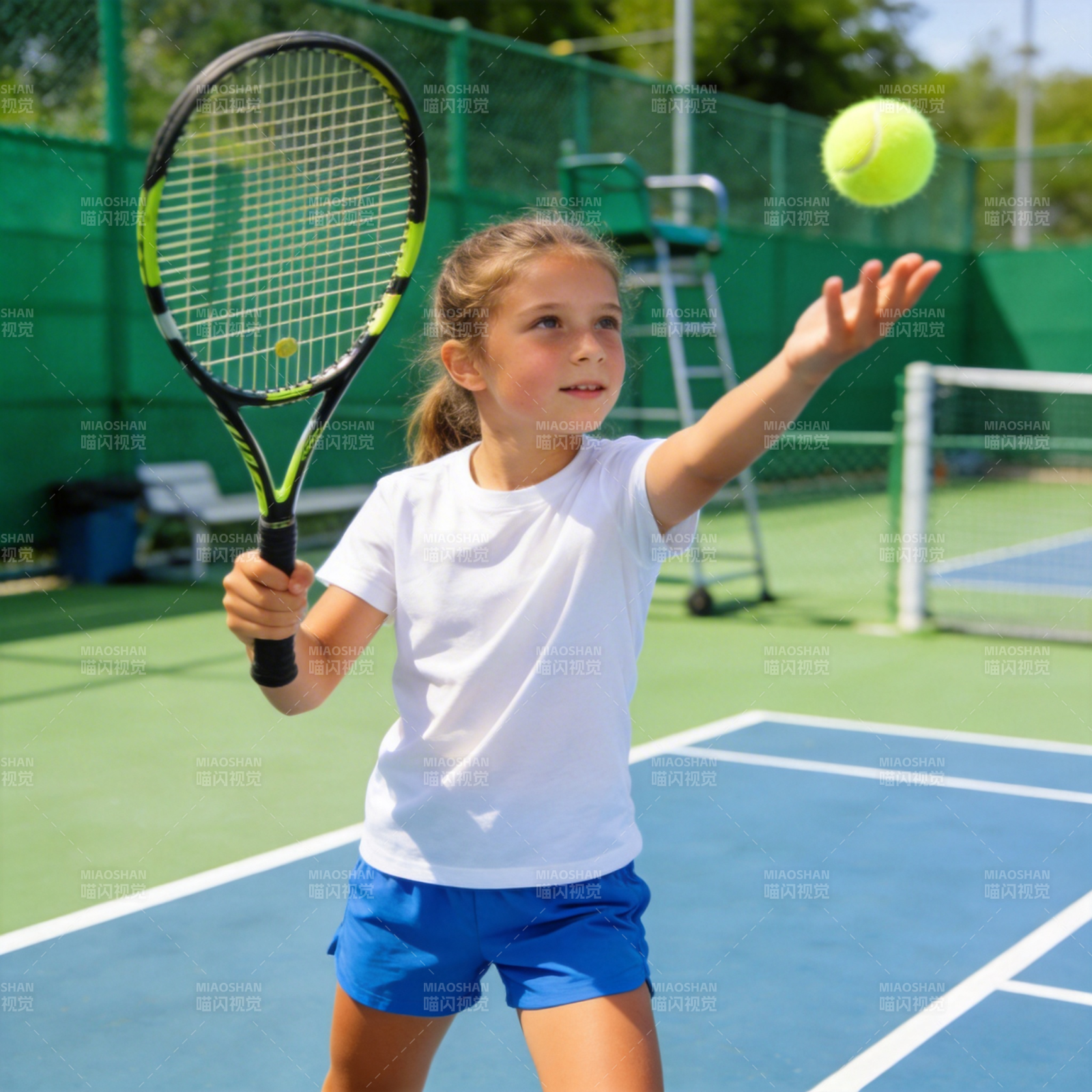 小女孩打网球图片