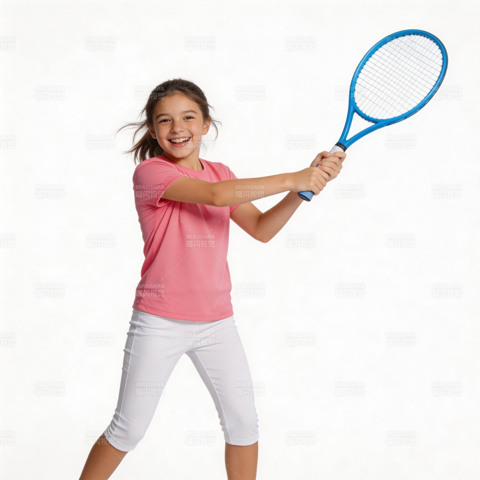 小女孩挥拍打网球图片