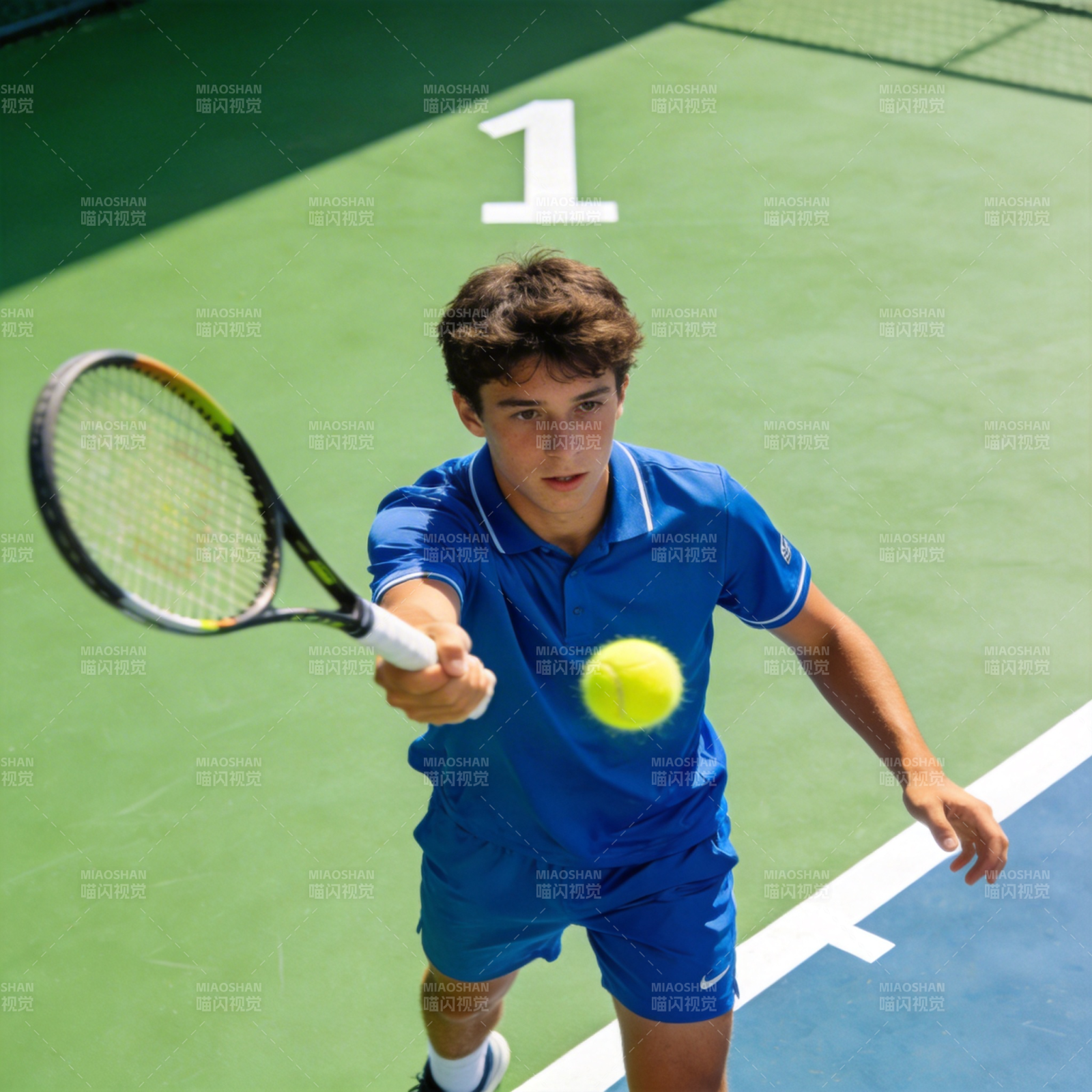 网球少年挥拍瞬间图片