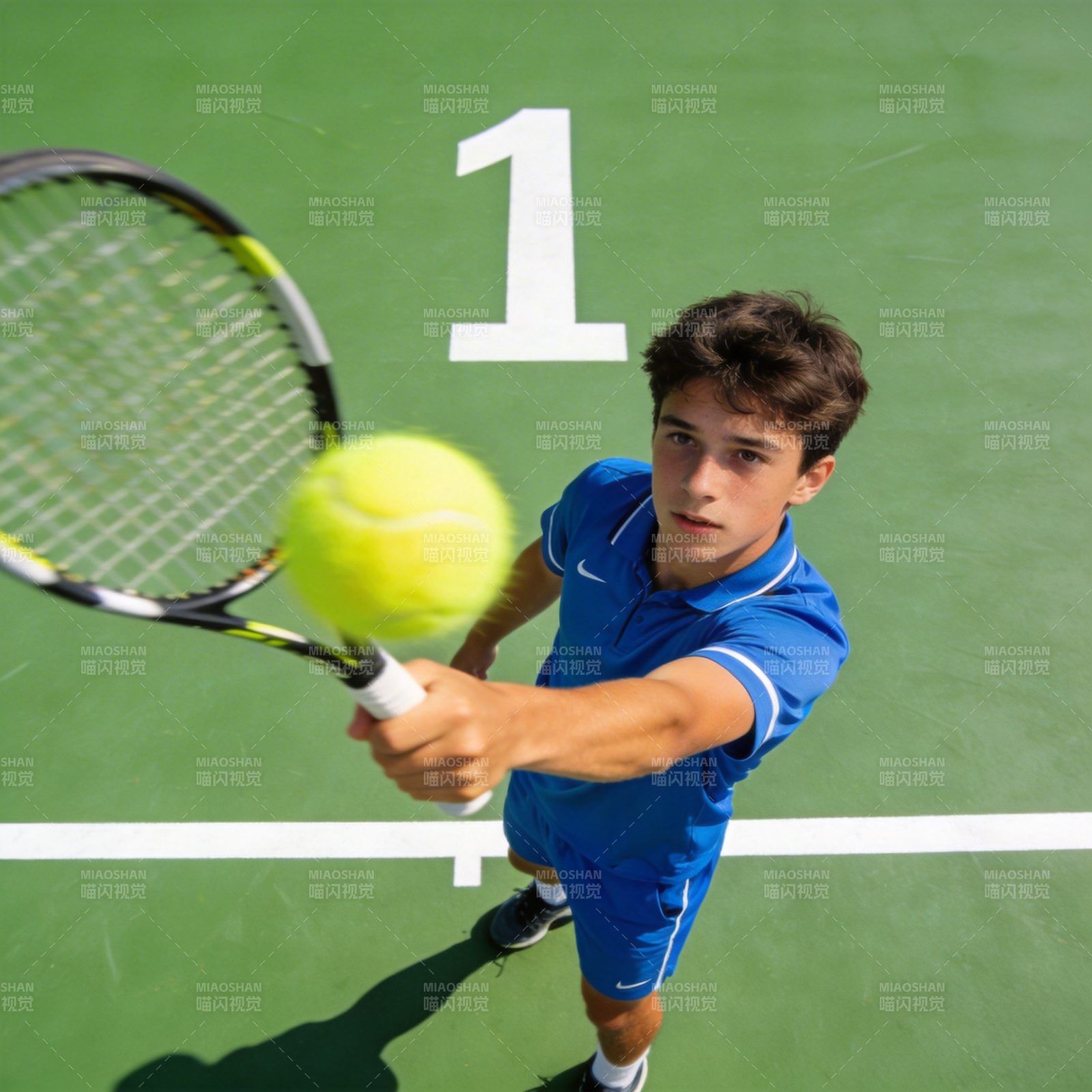 网球少年挥拍瞬间图片