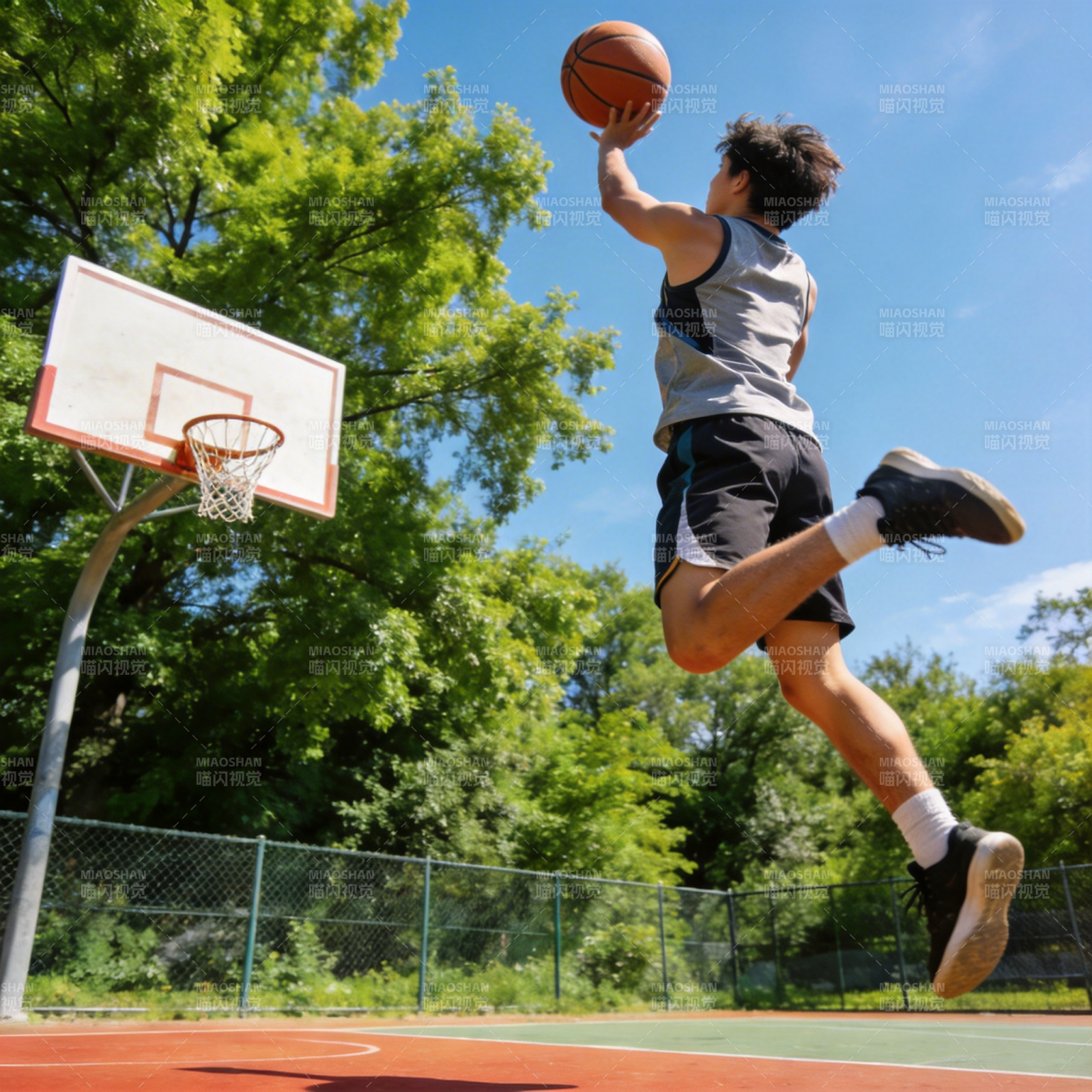 篮球少年跃起投篮图片