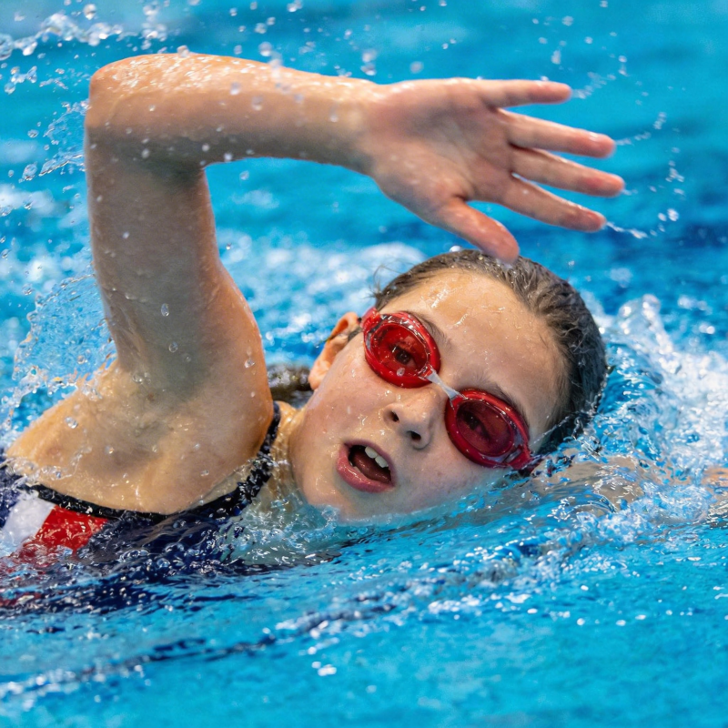 泳者奋力划水图片