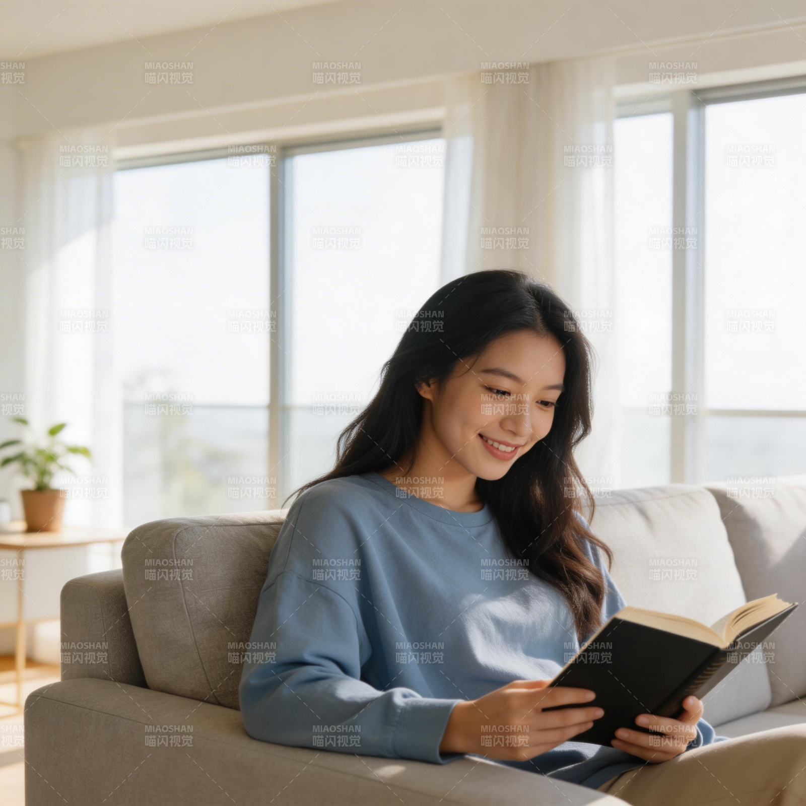 阳光下阅读的女子图片