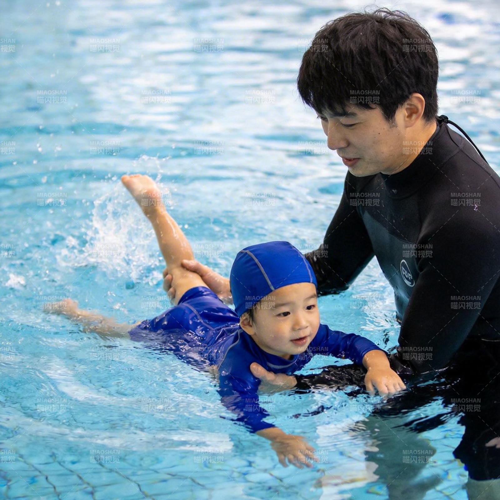 亲子泳池共度时光图片