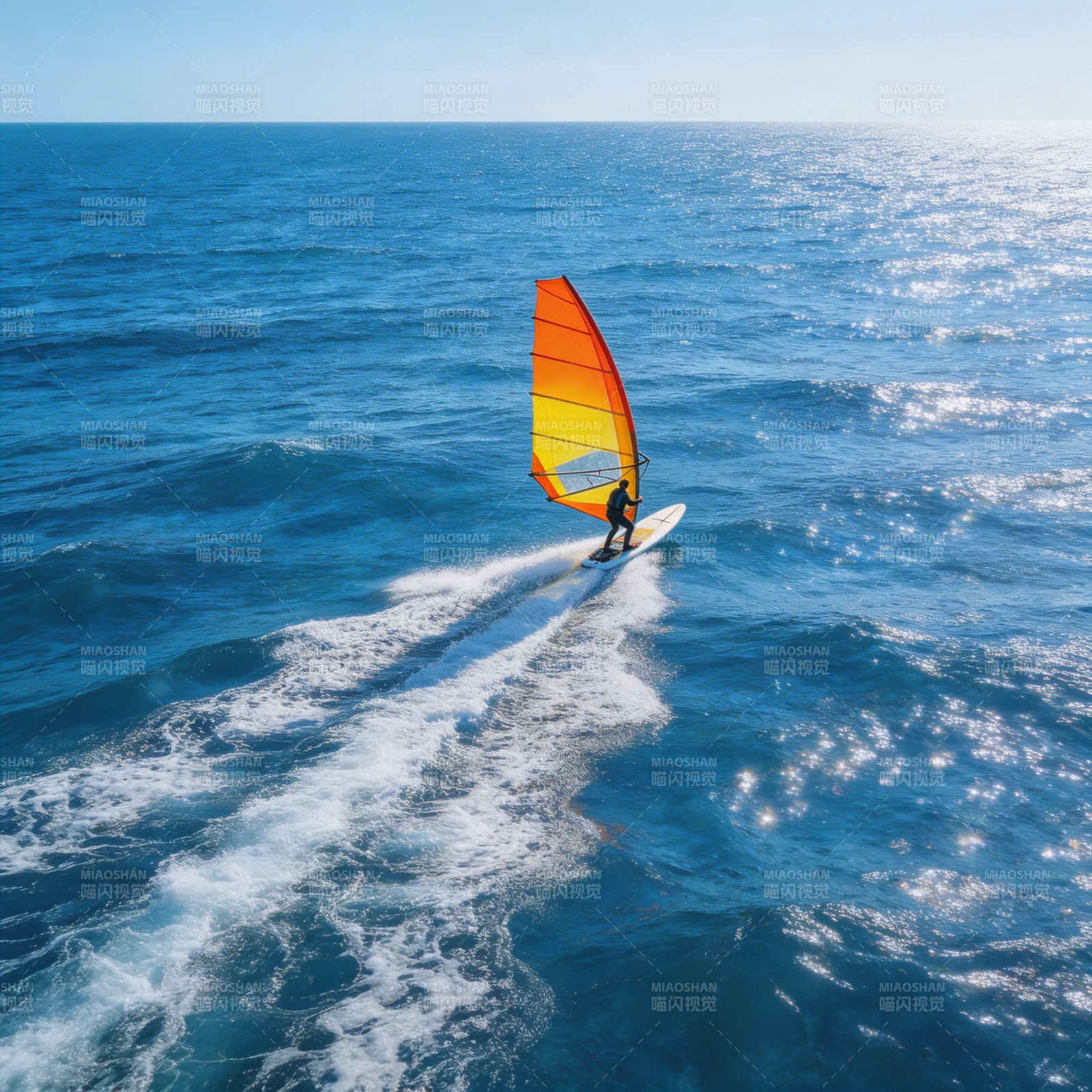 风帆冲浪 海天一色图片