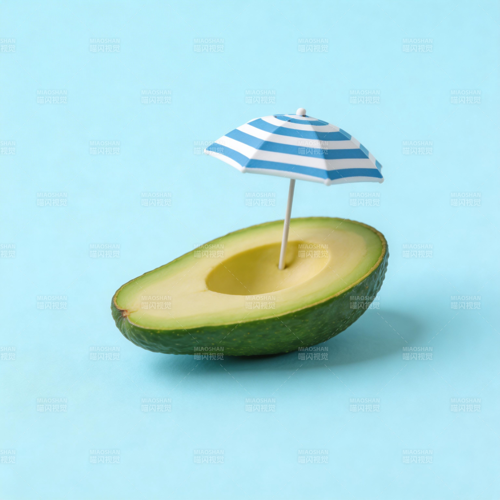 牛油果上的小伞图片