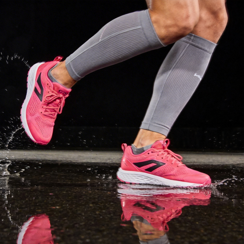 粉色跑鞋跃动瞬间图片