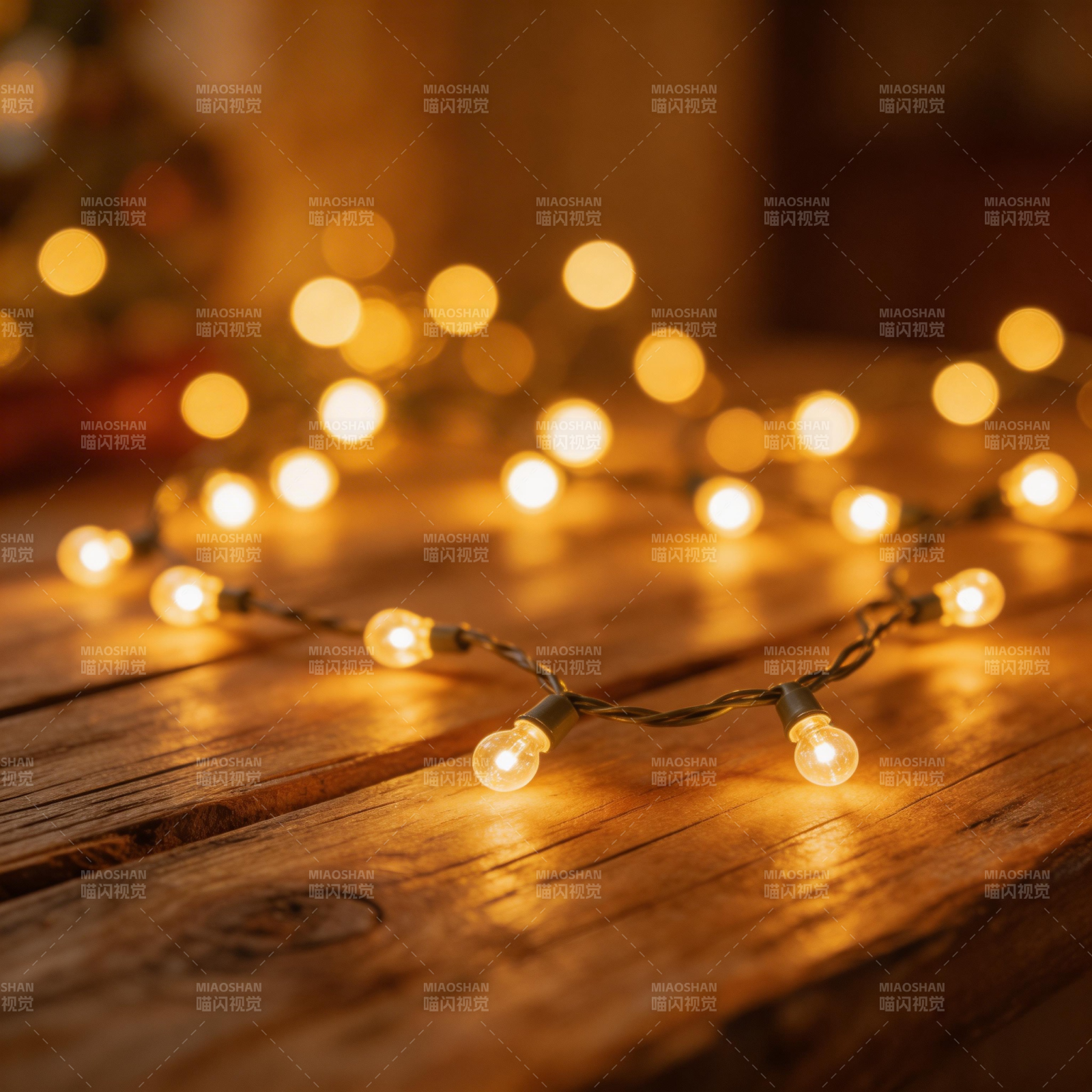 暖光串灯点缀木桌图片