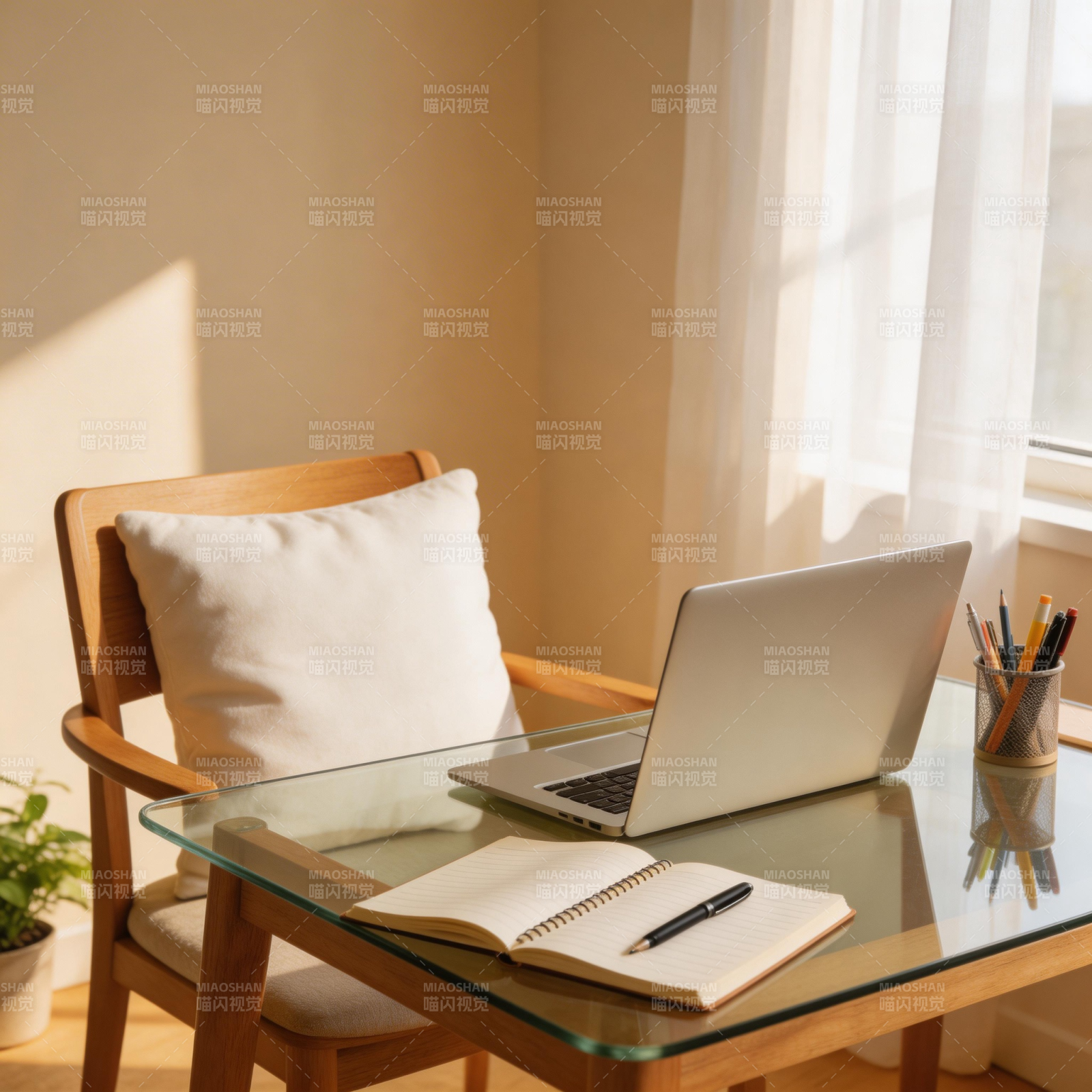 阳光下的工作角落图片