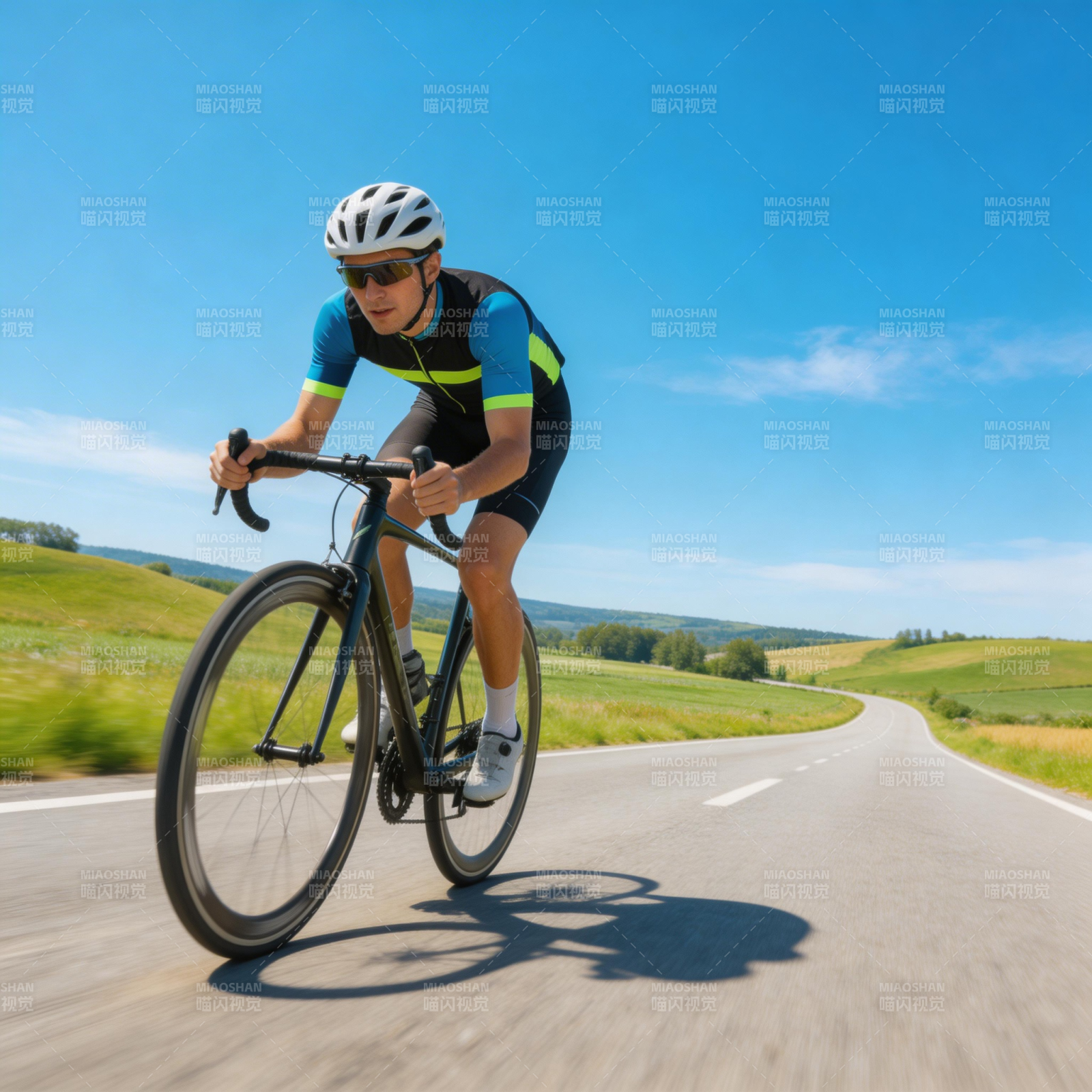 骑行者疾驰乡间路图片